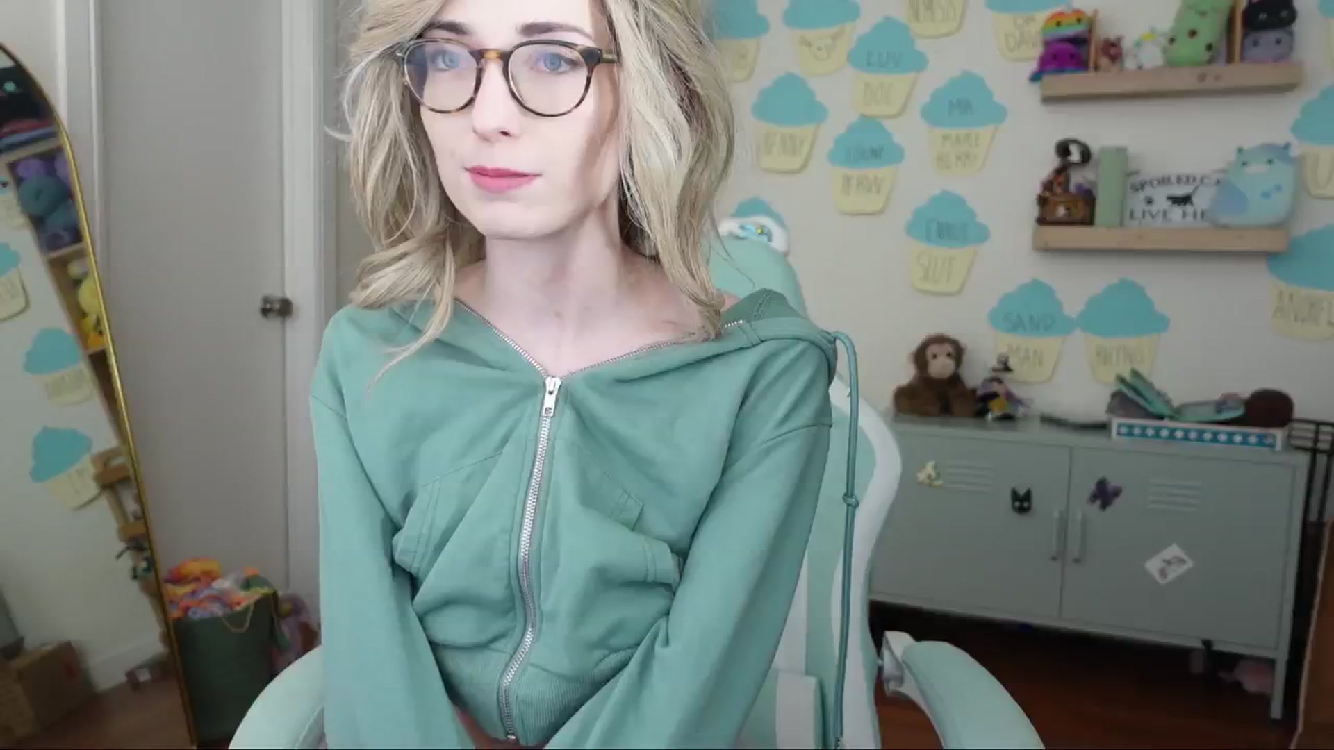 Gallery image thumbnail from Lil_blueberry's myfreecams stream on, 05/15/2024, 01:48 image 6 of 20