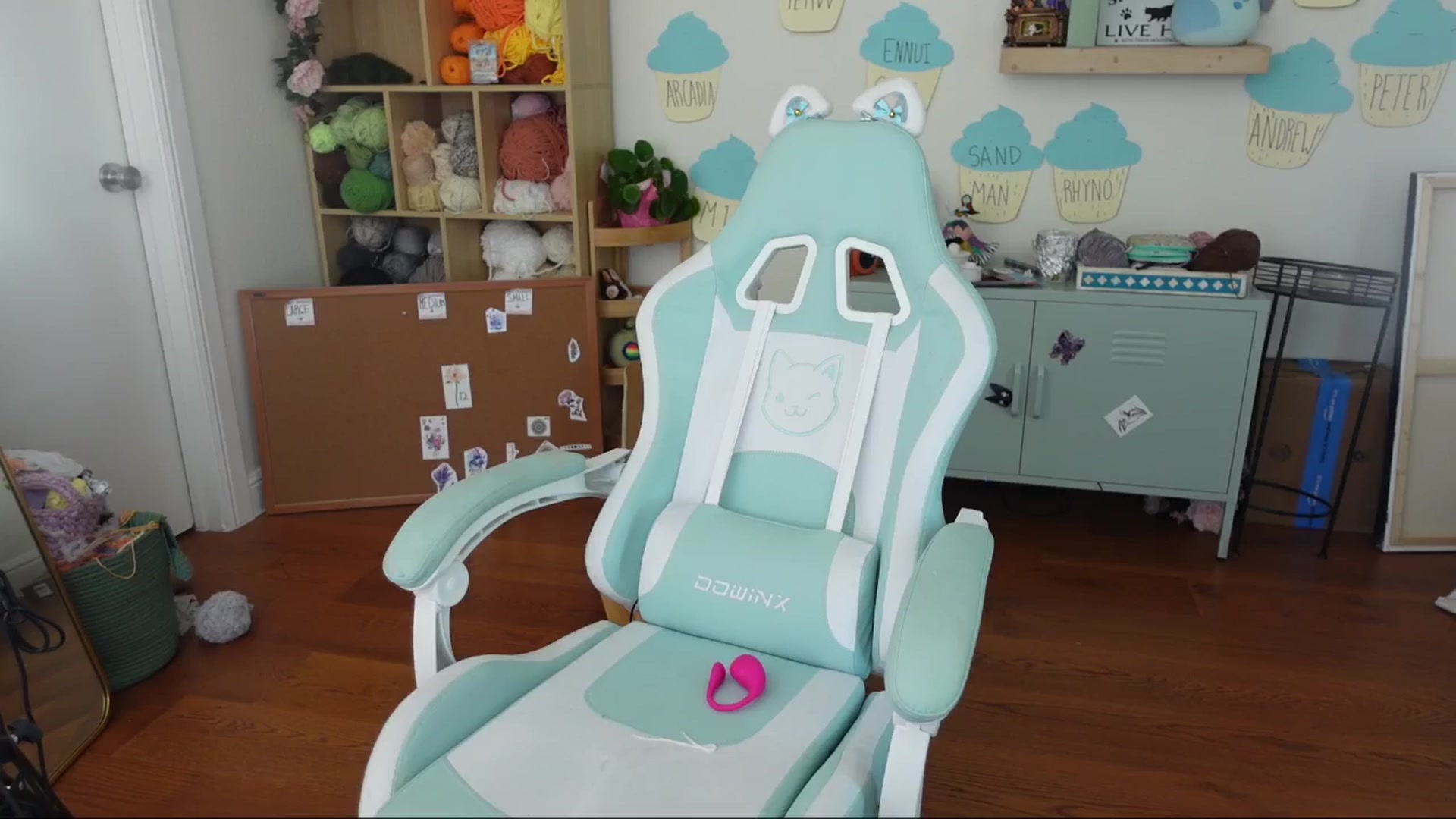 Gallery image thumbnail from Lil_blueberry's myfreecams stream on, 05/20/2024, 20:09 image 10 of 20