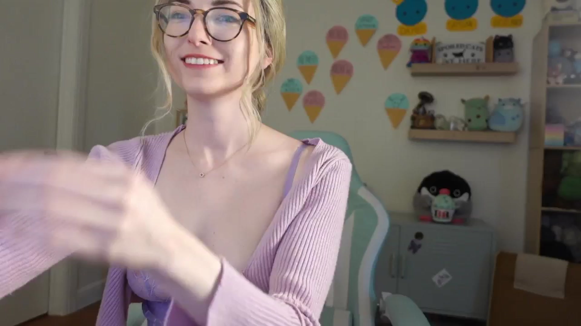 Gallery image thumbnail from Lil_blueberry's myfreecams stream on, 08/08/2024, 20:32 image 10 of 20