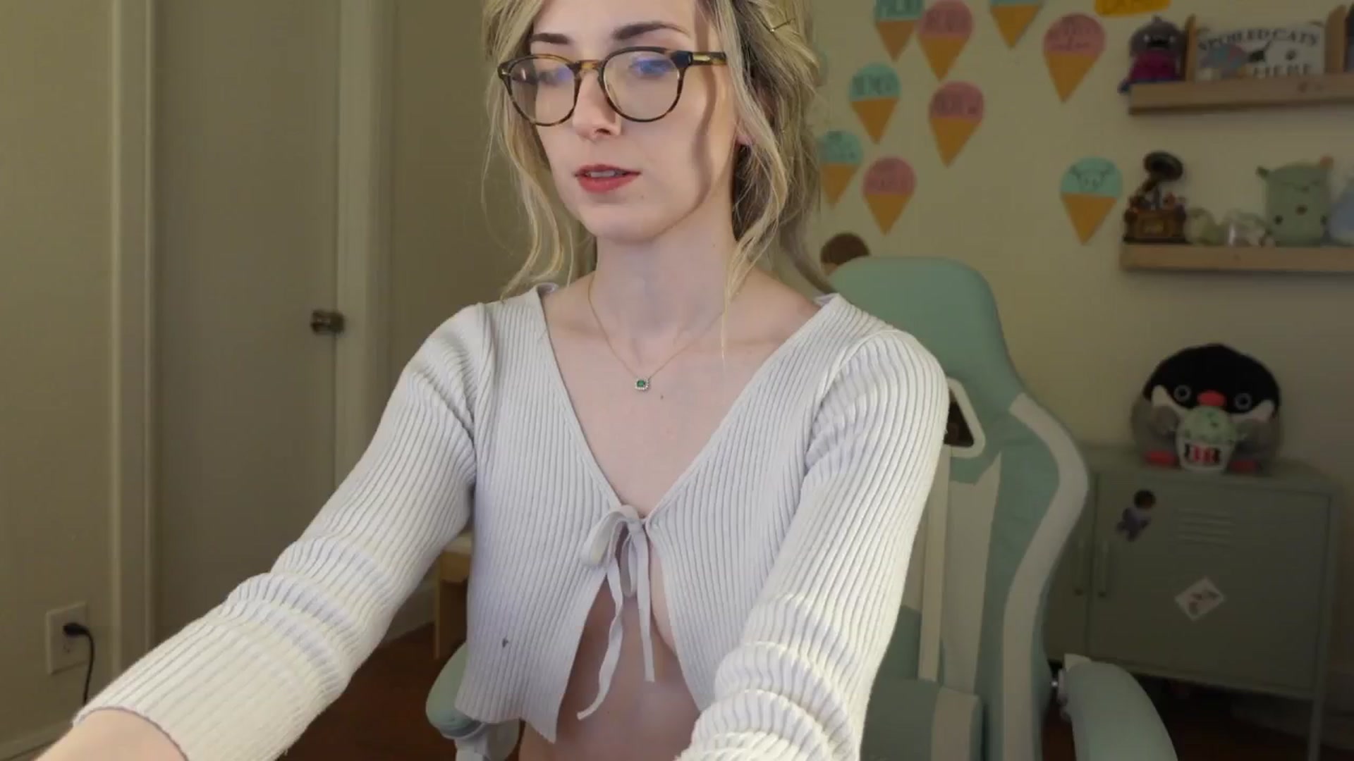 Gallery image thumbnail from Lil_blueberry's myfreecams stream on, 08/16/2024, 02:15 image 14 of 20