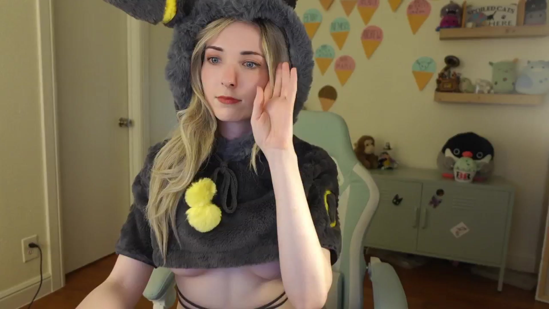 Gallery image thumbnail from Lil_blueberry's myfreecams stream on, 08/23/2024, 03:05 image 6 of 20