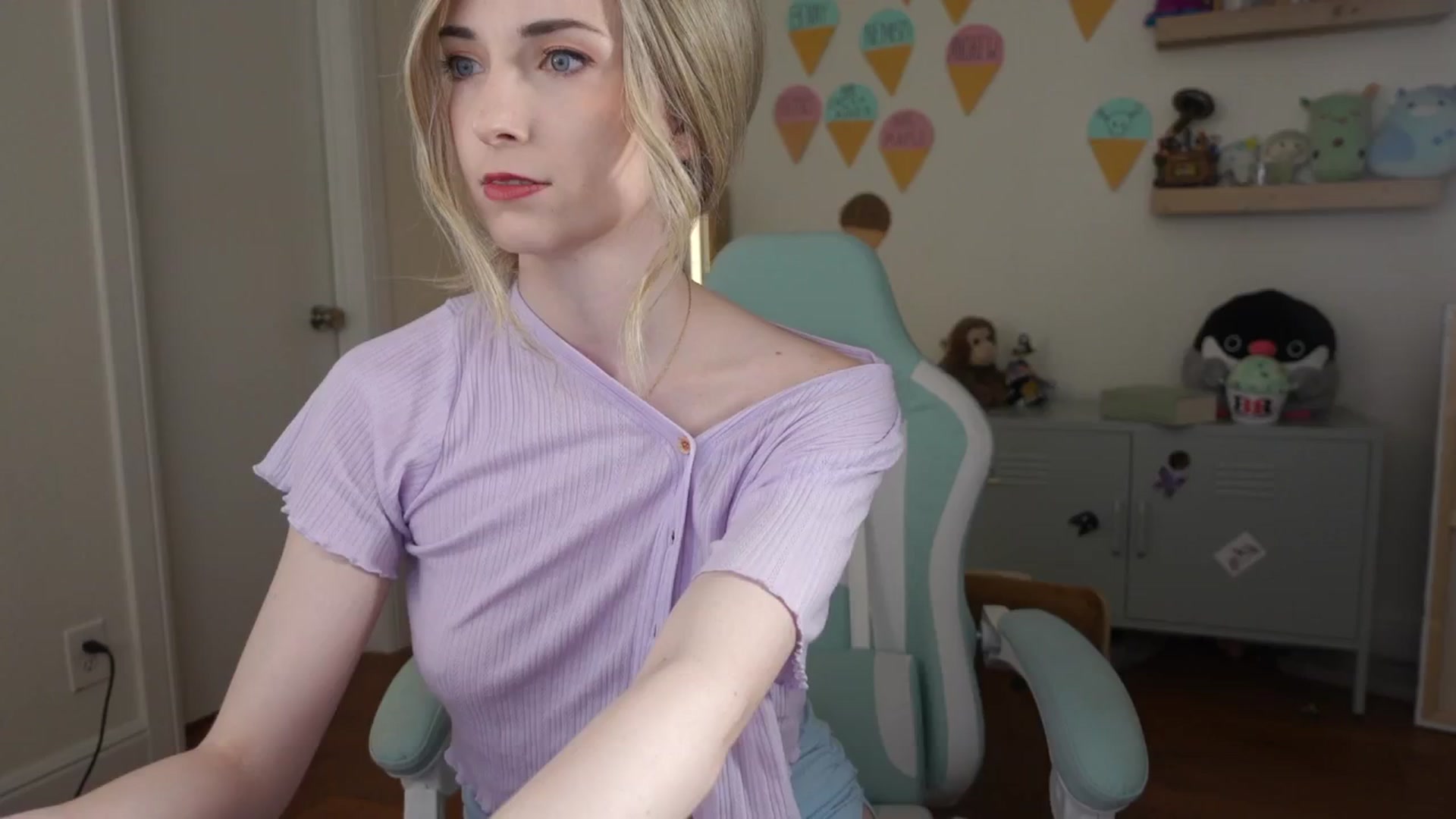 Gallery image thumbnail from Lil_blueberry's myfreecams stream on, 08/28/2024, 03:32 image 6 of 20