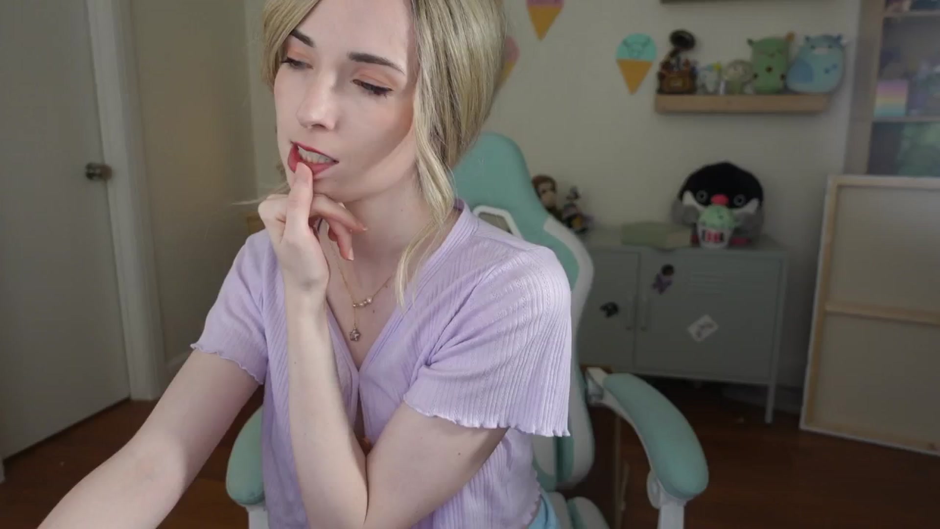 Gallery image thumbnail from Lil_blueberry's myfreecams stream on, 08/28/2024, 03:32 image 15 of 20