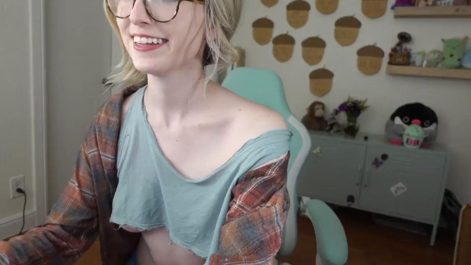 Gallery image thumbnail from Lil_blueberry's myfreecams stream on, 09/16/2024, 02:43 image 18 of 20