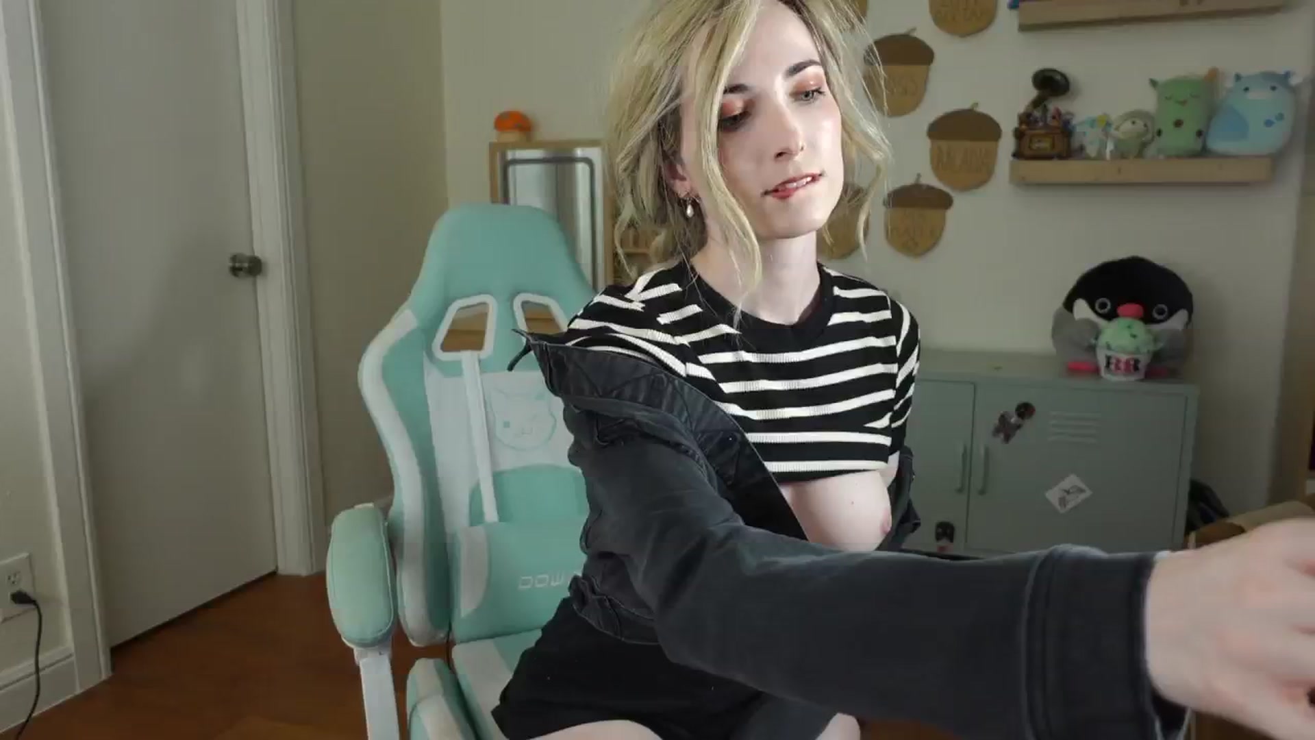 Gallery image thumbnail from Lil_blueberry's myfreecams stream on, 09/18/2024, 03:25 image 11 of 20