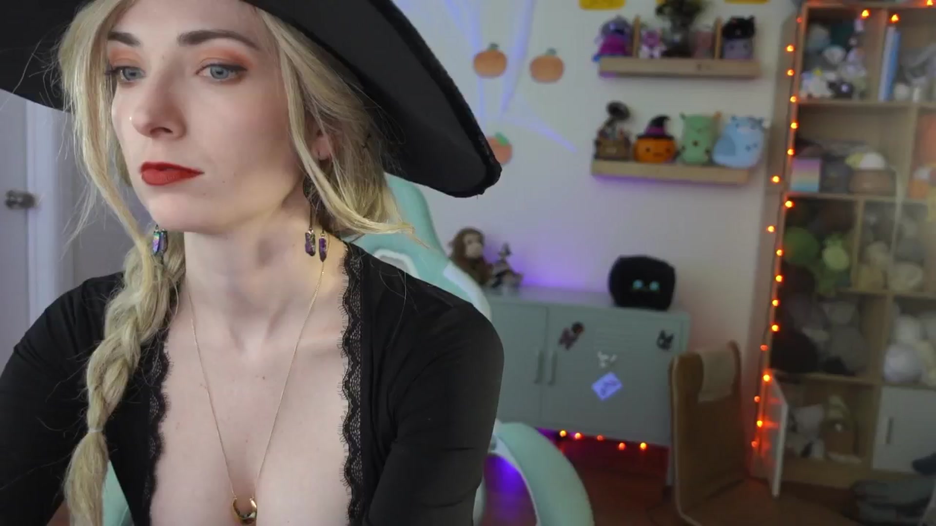 Gallery image thumbnail from Lil_blueberry's myfreecams stream on, 10/04/2024, 03:38 image 16 of 20