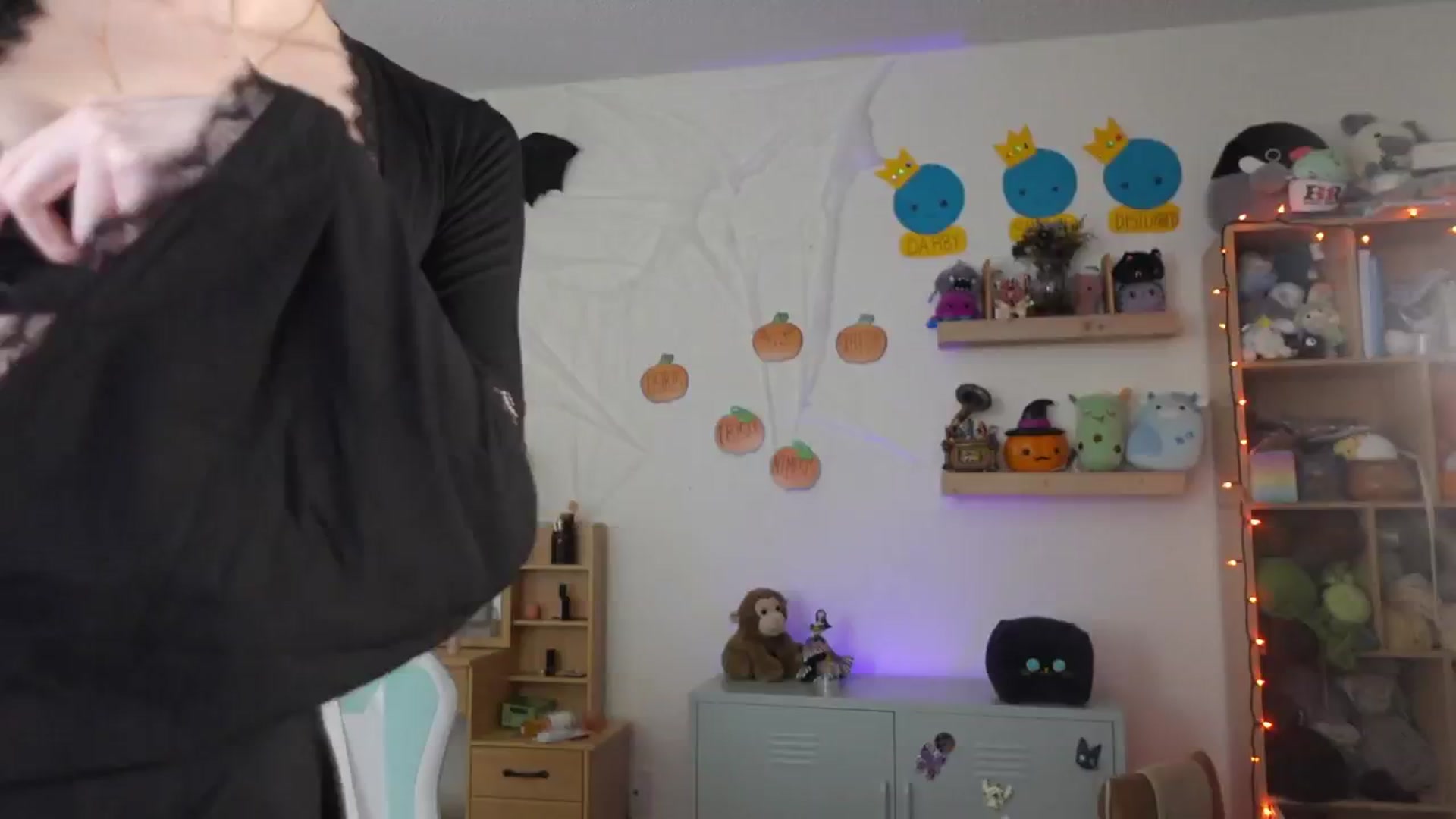 Gallery image thumbnail from Lil_blueberry's myfreecams stream on, 10/04/2024, 03:38 image 2 of 20
