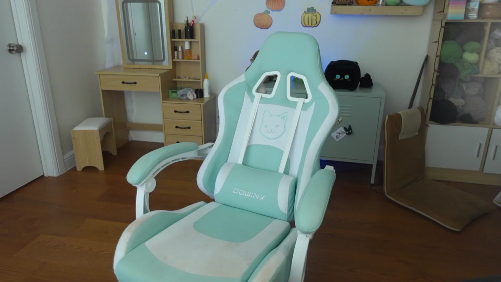Gallery image thumbnail from Lil_blueberry's myfreecams stream on, 10/15/2024, 03:29 image 7 of 20