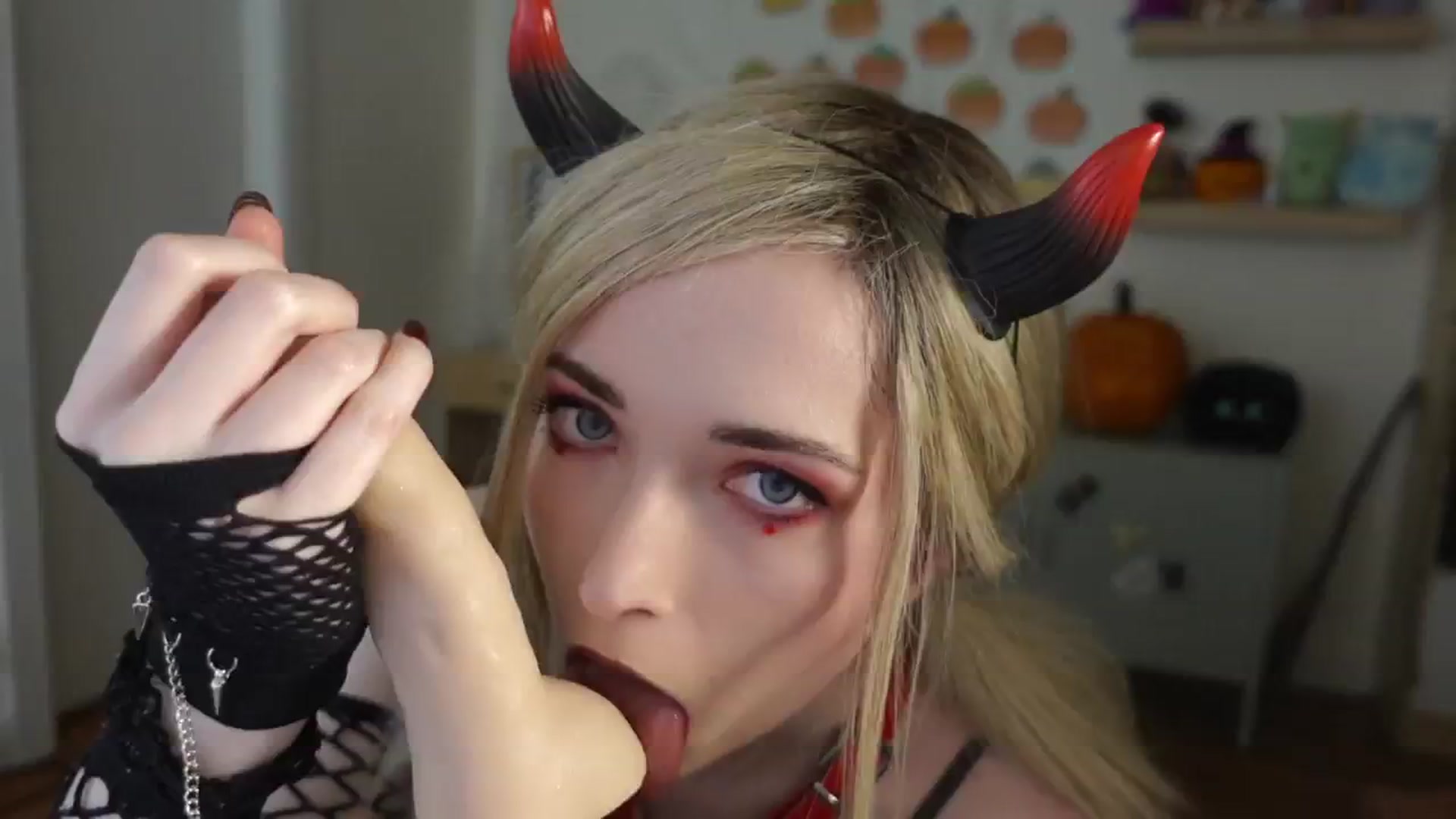 Gallery image thumbnail from Lil_blueberry's myfreecams stream on, 10/28/2024, 01:33 image 3 of 20