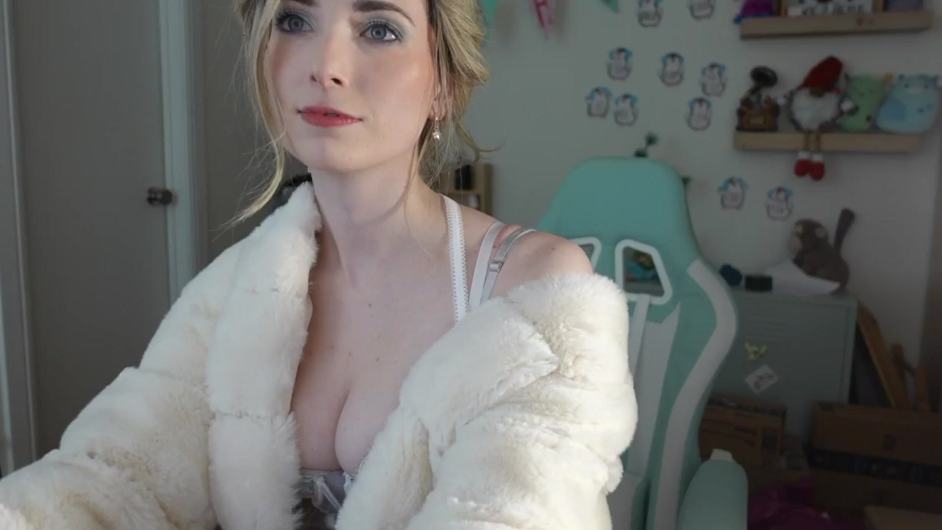 Gallery image thumbnail from Lil_blueberry's myfreecams stream on, 12/12/2024, 03:32 image 11 of 20