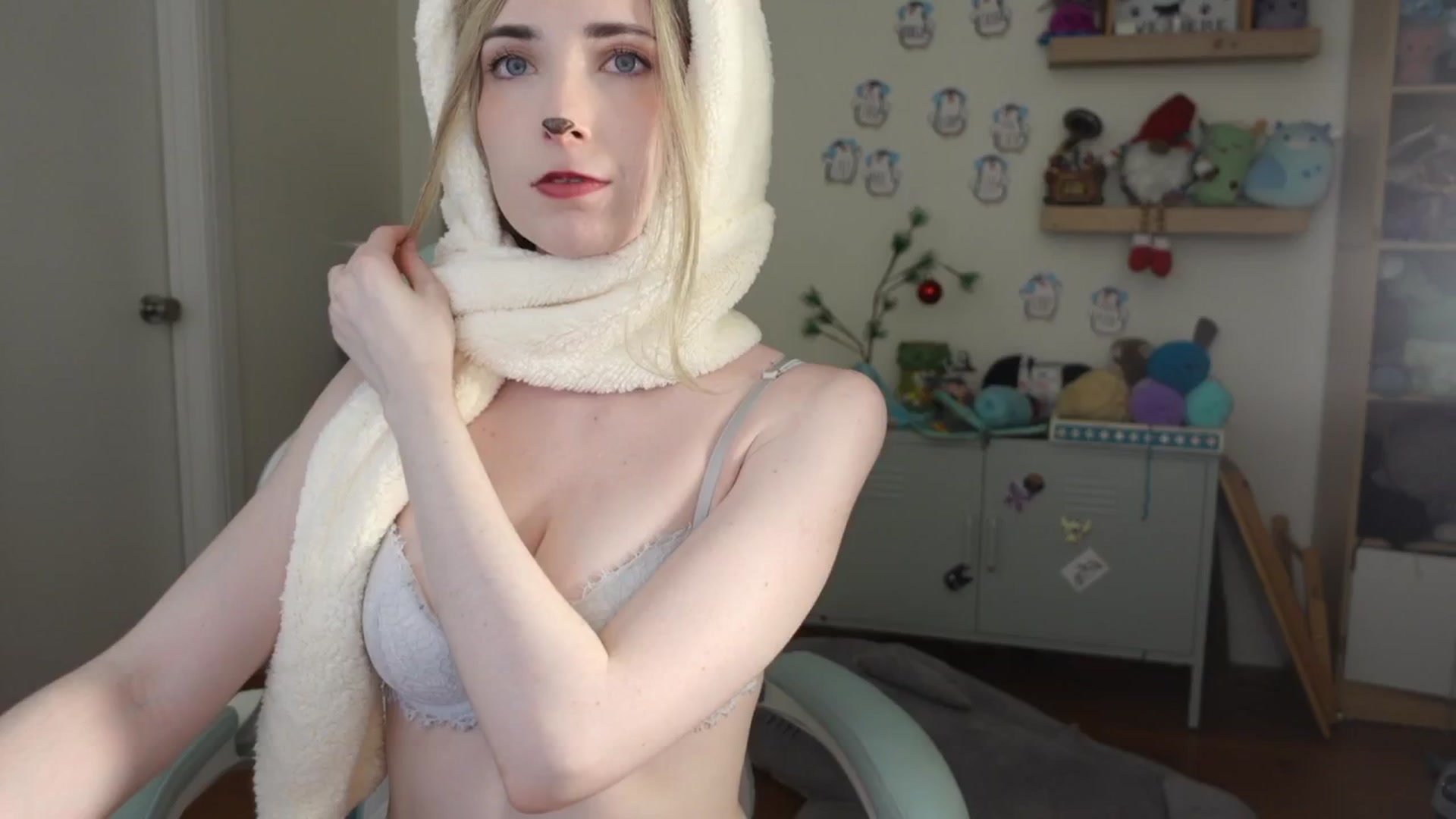 Gallery image thumbnail from Lil_blueberry's myfreecams stream on, 12/20/2024, 03:37 image 2 of 20