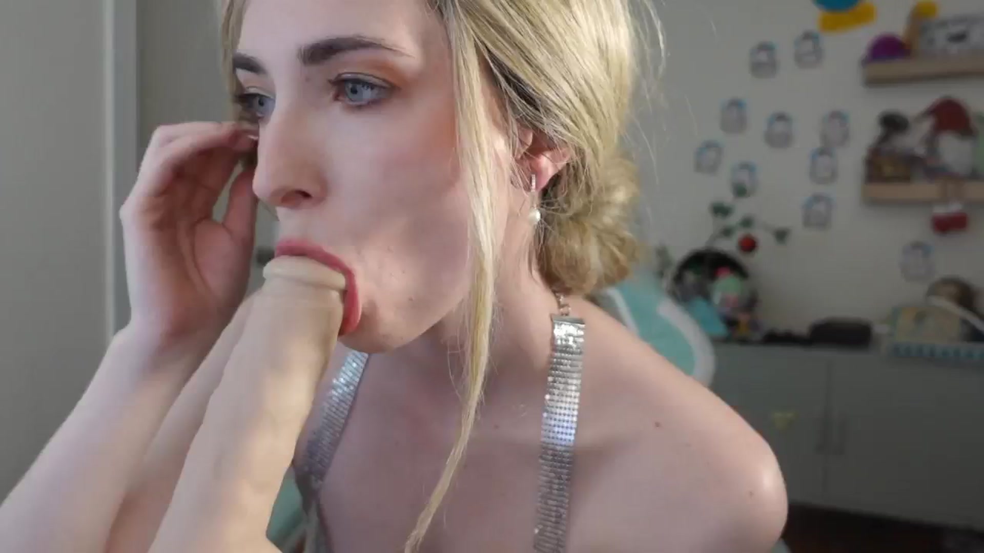 Gallery image thumbnail from Lil_blueberry's myfreecams stream on, 12/30/2024, 02:11 image 15 of 20