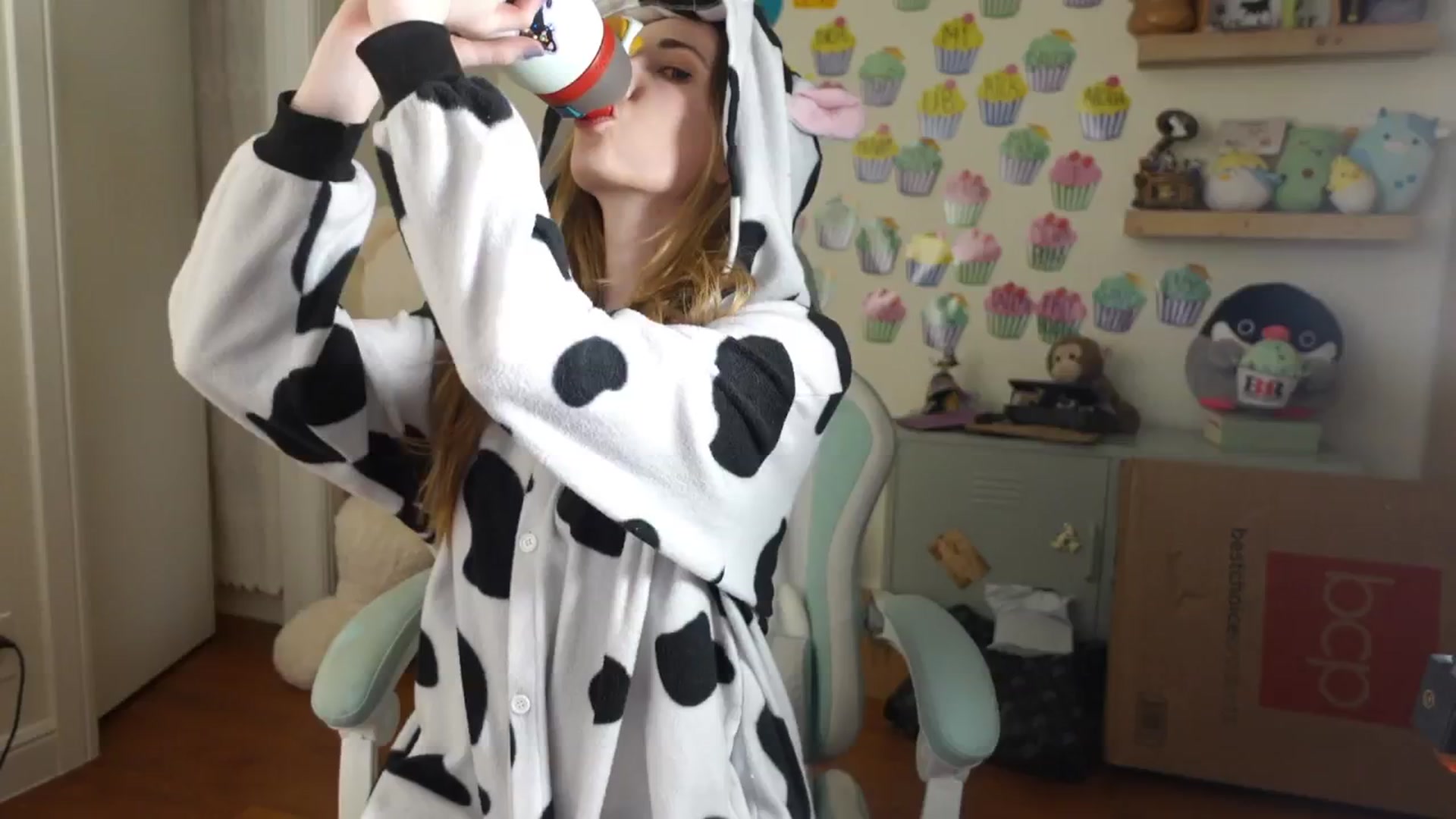 Gallery image thumbnail from Lil_blueberry's myfreecams stream on, 05/15/2025, 02:24 image 12 of 20