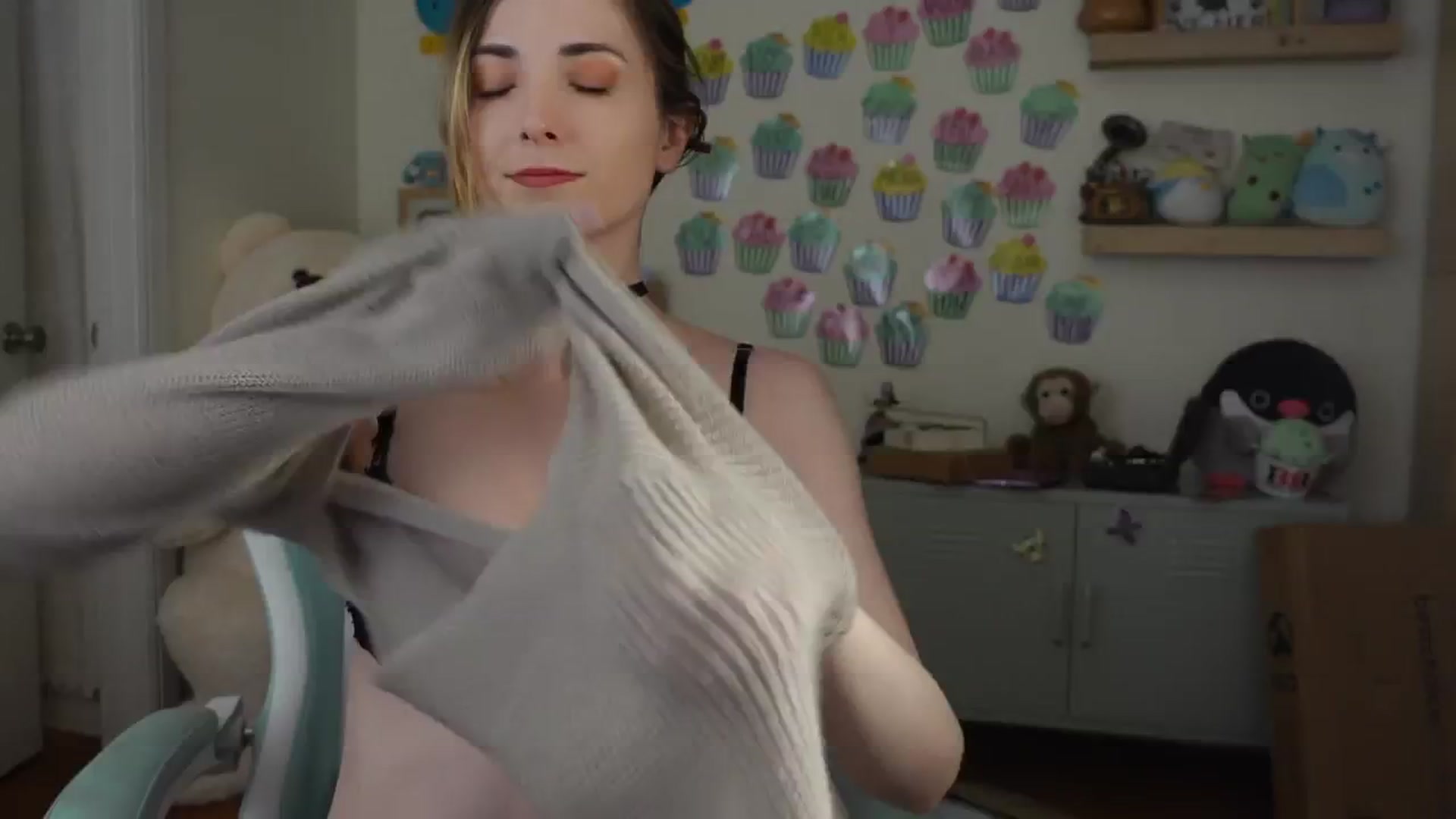 Gallery image thumbnail from Lil_blueberry's myfreecams stream on, 05/19/2025, 01:38 image 19 of 20