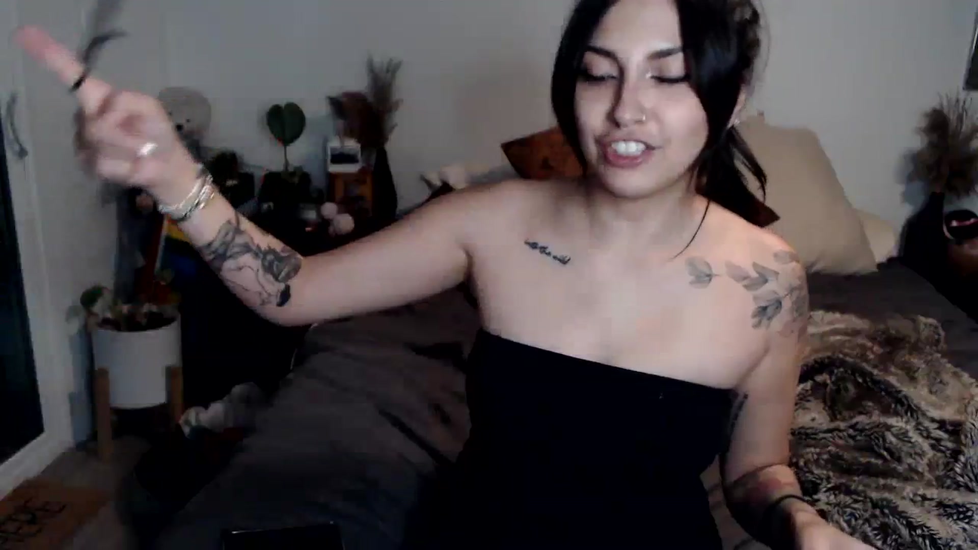 Gallery image thumbnail from Lil_bunniii's myfreecams stream on, 02/04/2024, 07:12 image 7 of 20