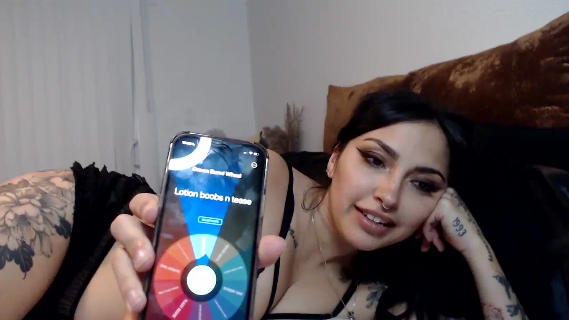 Gallery image thumbnail from Lil_bunniii's myfreecams stream on, 04/07/2024, 07:50 image 17 of 20