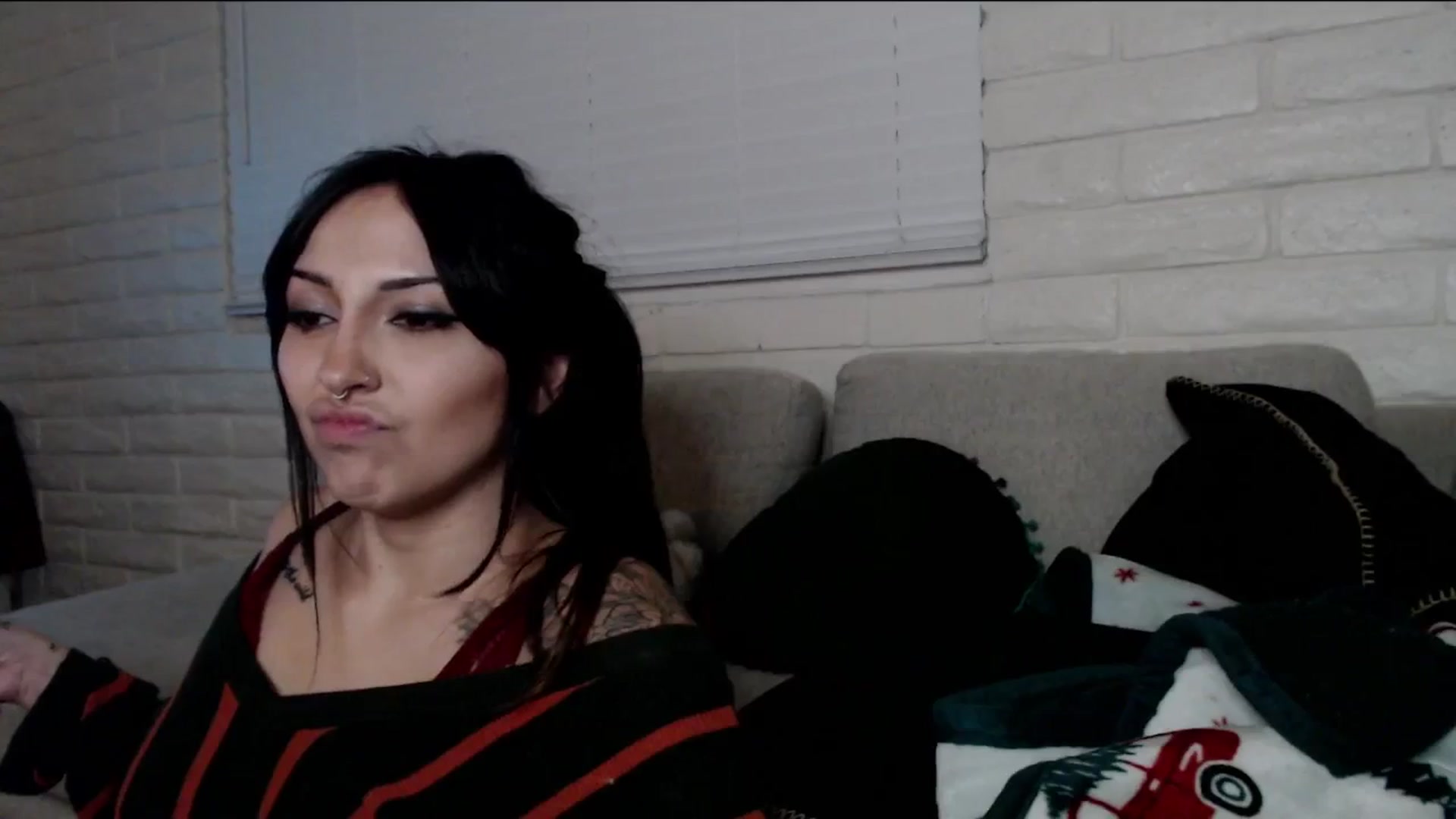 Gallery image thumbnail from Lil_bunniii's myfreecams stream on, 12/15/2024, 07:53 image 17 of 20