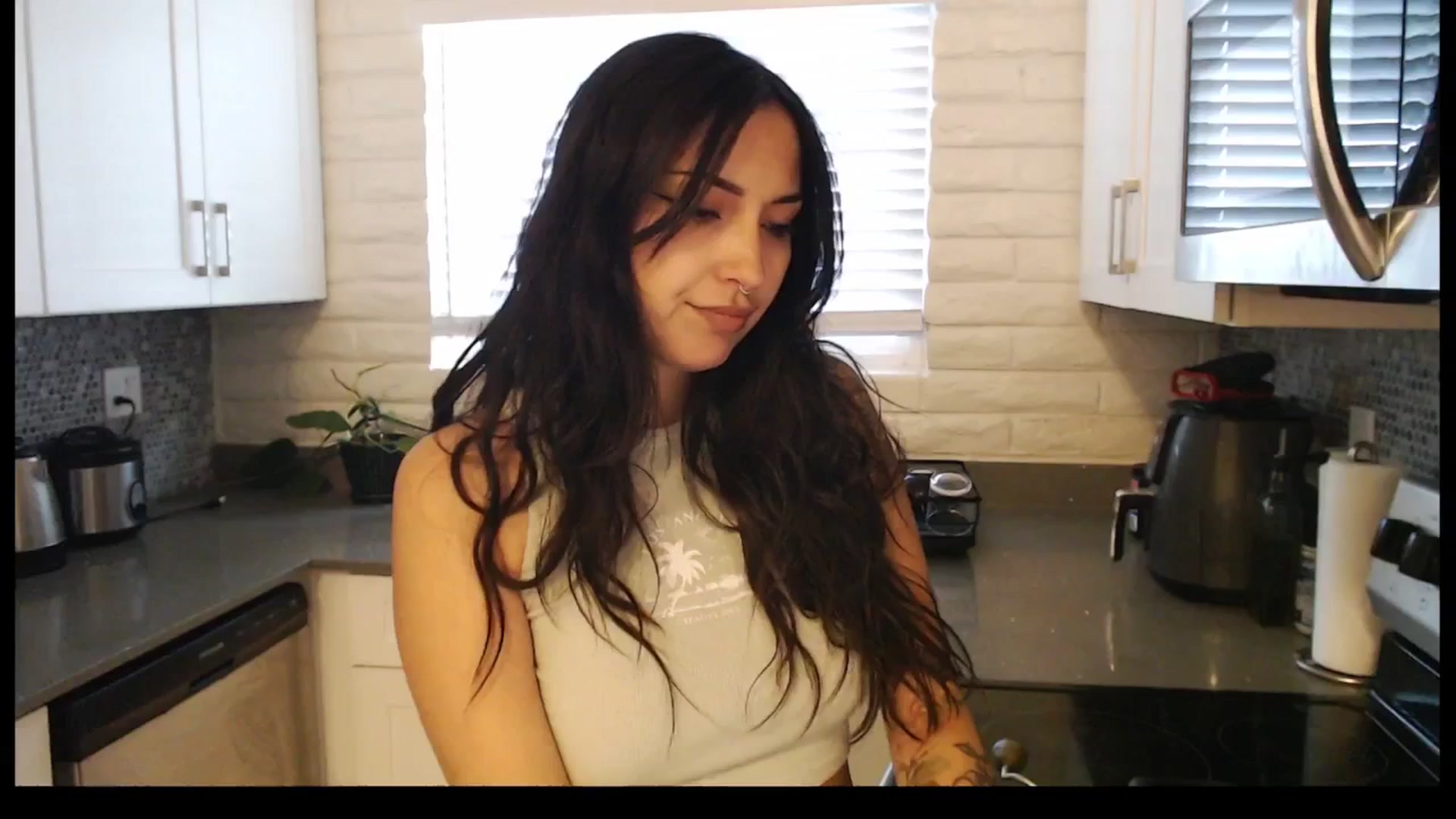 Gallery image thumbnail from Lil_bunniii's myfreecams stream on, 05/04/2025, 03:04 image 6 of 20