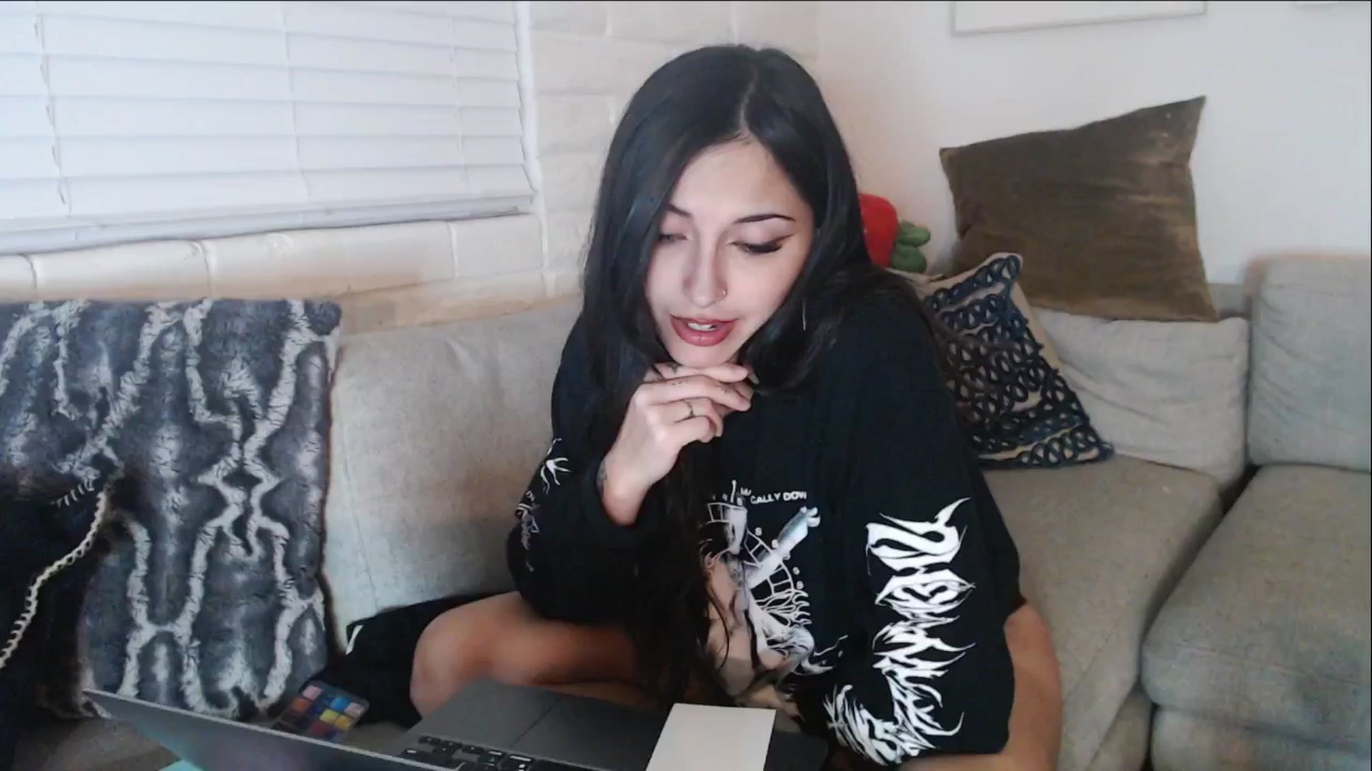 Gallery image thumbnail from Lil_bunniii's myfreecams stream on, 11/15/2025, 09:15 image 5 of 20