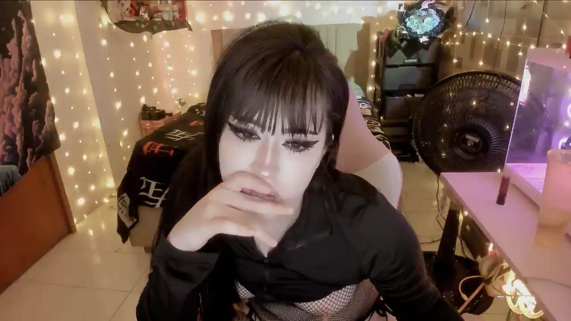 Gallery image thumbnail from Lil_calcifer's myfreecams stream on, 06/09/2026, 05:34 image 1 of 20
