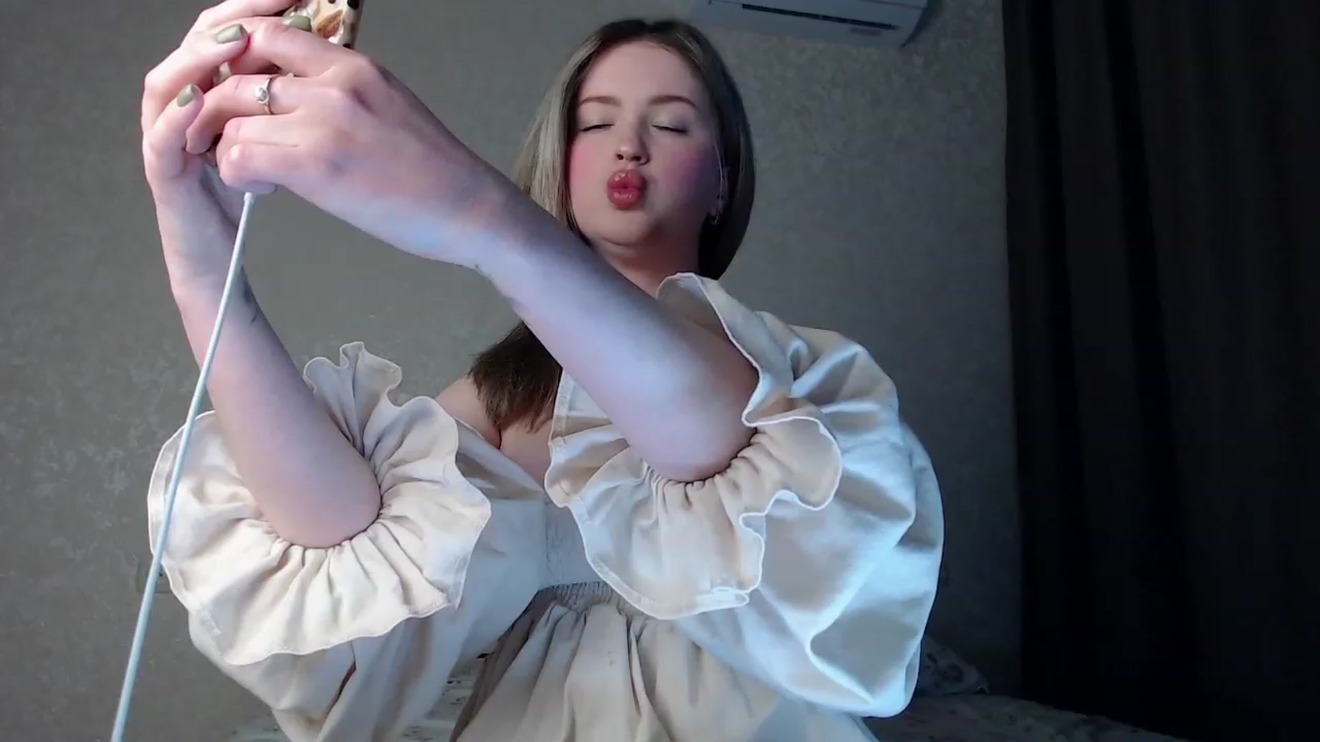 Gallery image thumbnail from Lilcutee's myfreecams stream on, 02/14/2023, 17:28 image 10 of 20