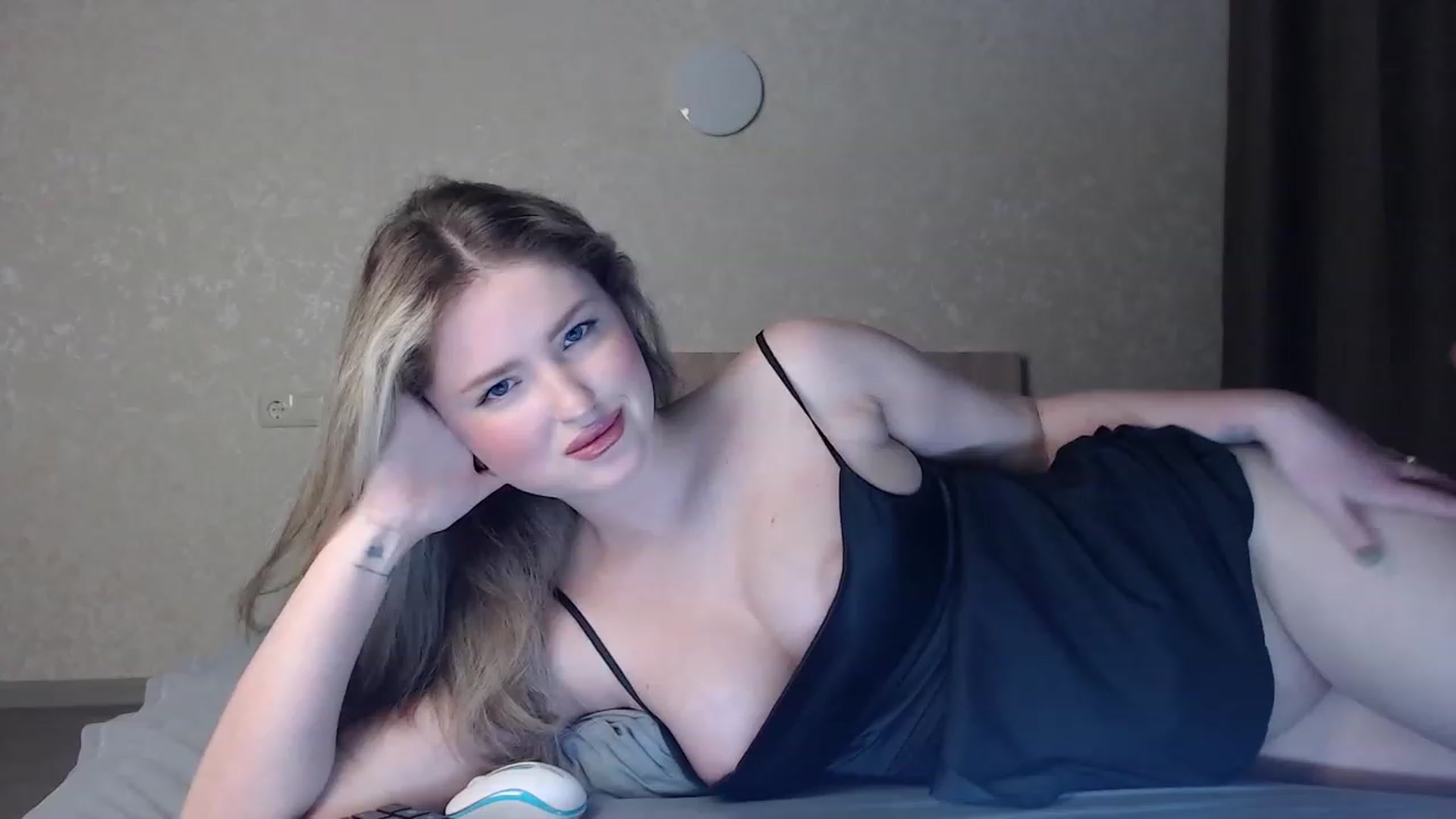 Gallery image thumbnail from Lilcutee's myfreecams stream on, 02/25/2023, 15:46 image 11 of 20