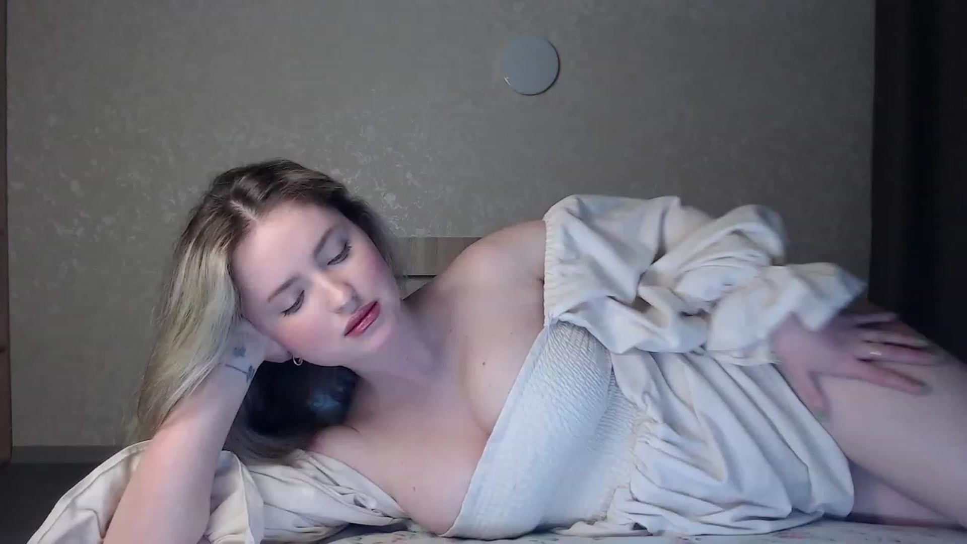 Gallery image thumbnail from Lilcutee's myfreecams stream on, 03/02/2023, 20:27 image 20 of 20