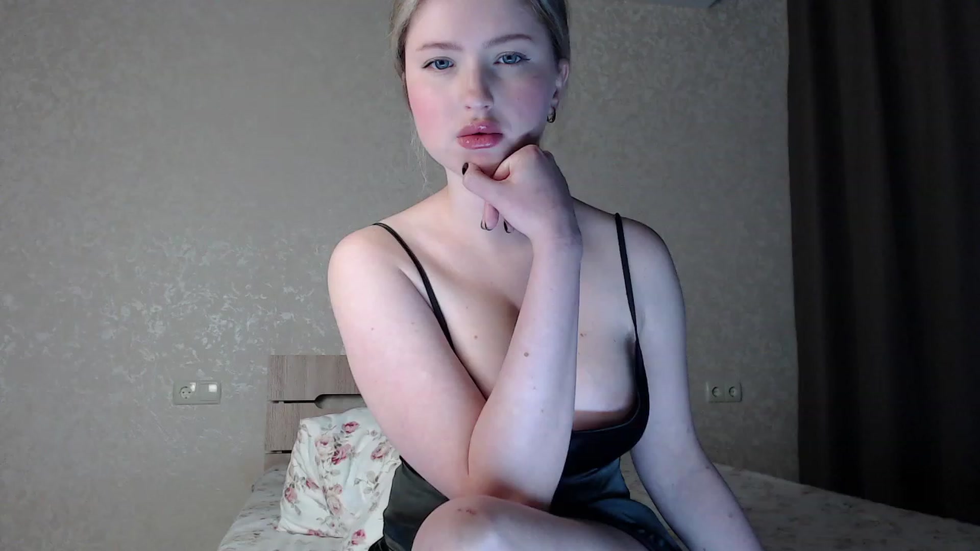 Gallery image thumbnail from Lilcutee's myfreecams stream on, 03/10/2023, 18:49 image 14 of 20