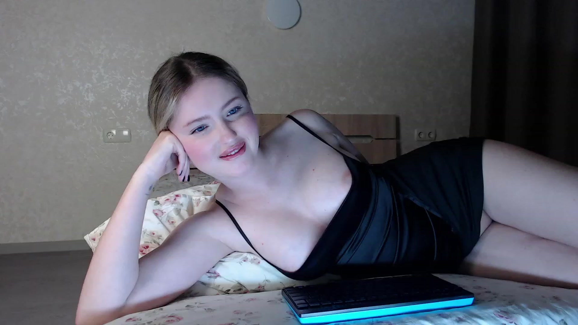 Gallery image thumbnail from Lilcutee's myfreecams stream on, 03/10/2023, 18:49 image 9 of 20