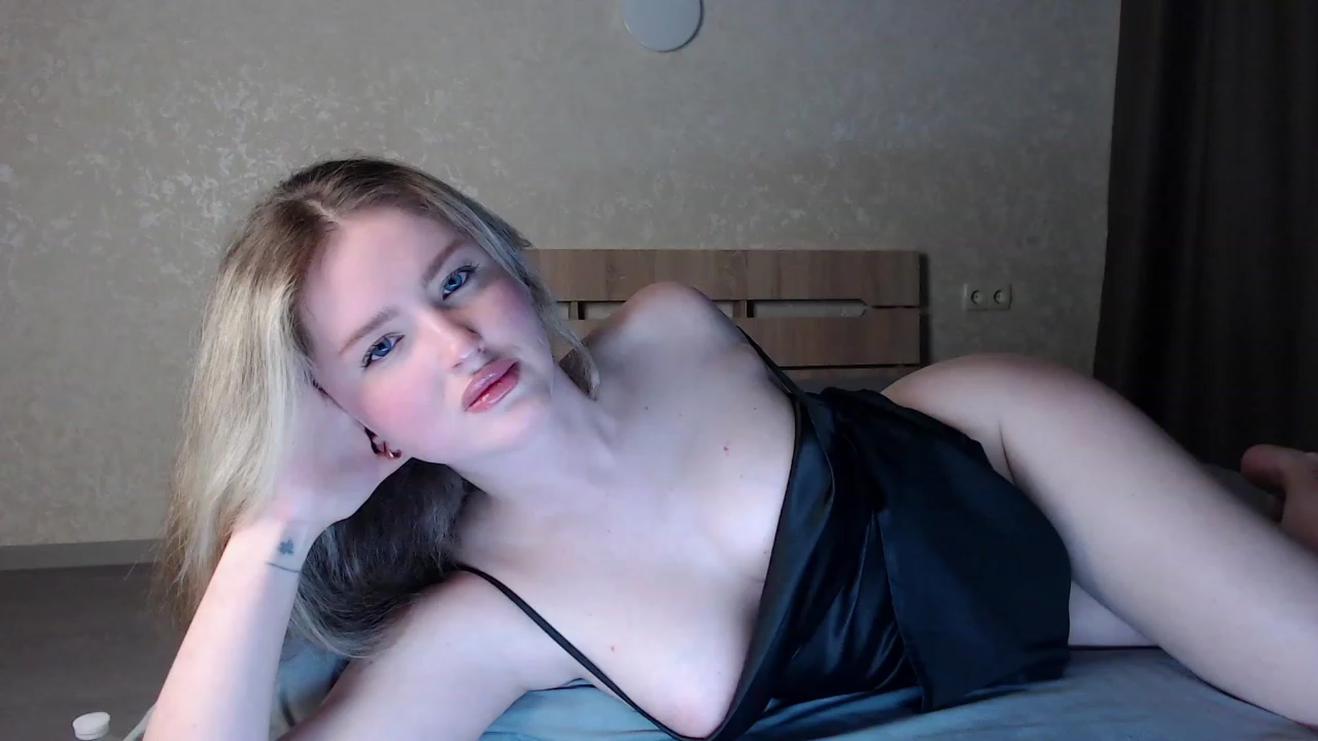 Gallery image thumbnail from Lilcutee's myfreecams stream on, 03/21/2023, 19:19 image 5 of 20