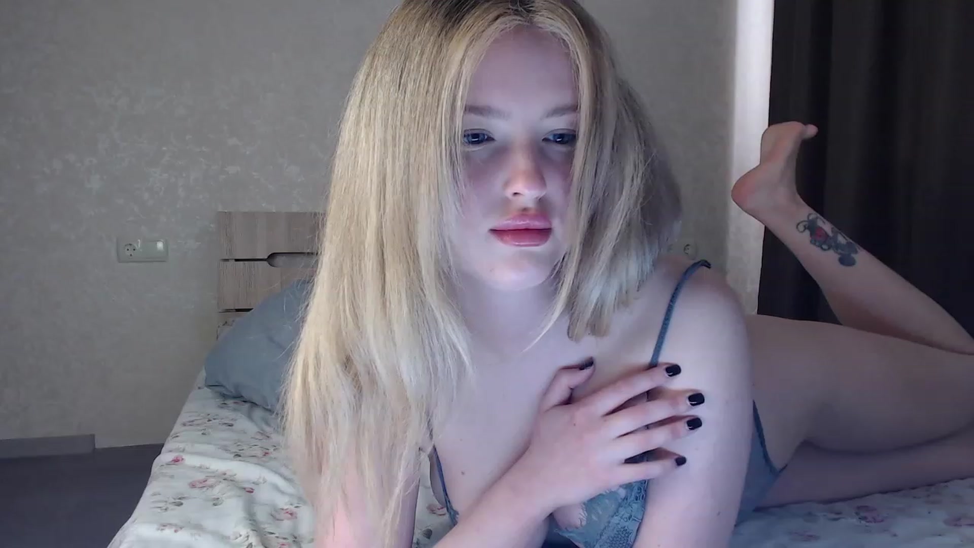 Gallery image thumbnail from Lilcutee's myfreecams stream on, 03/27/2023, 10:31 image 18 of 20