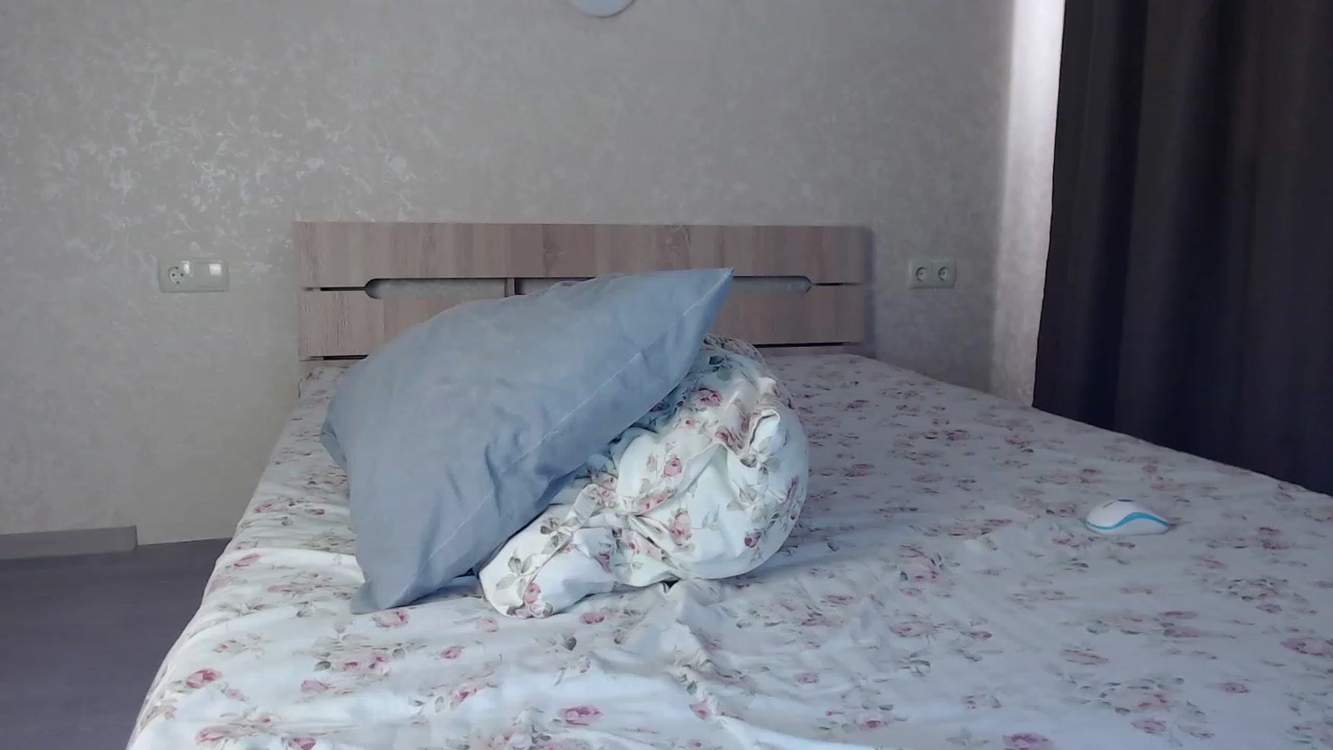 Gallery image thumbnail from Lilcutee's myfreecams stream on, 03/27/2023, 10:31 image 9 of 20