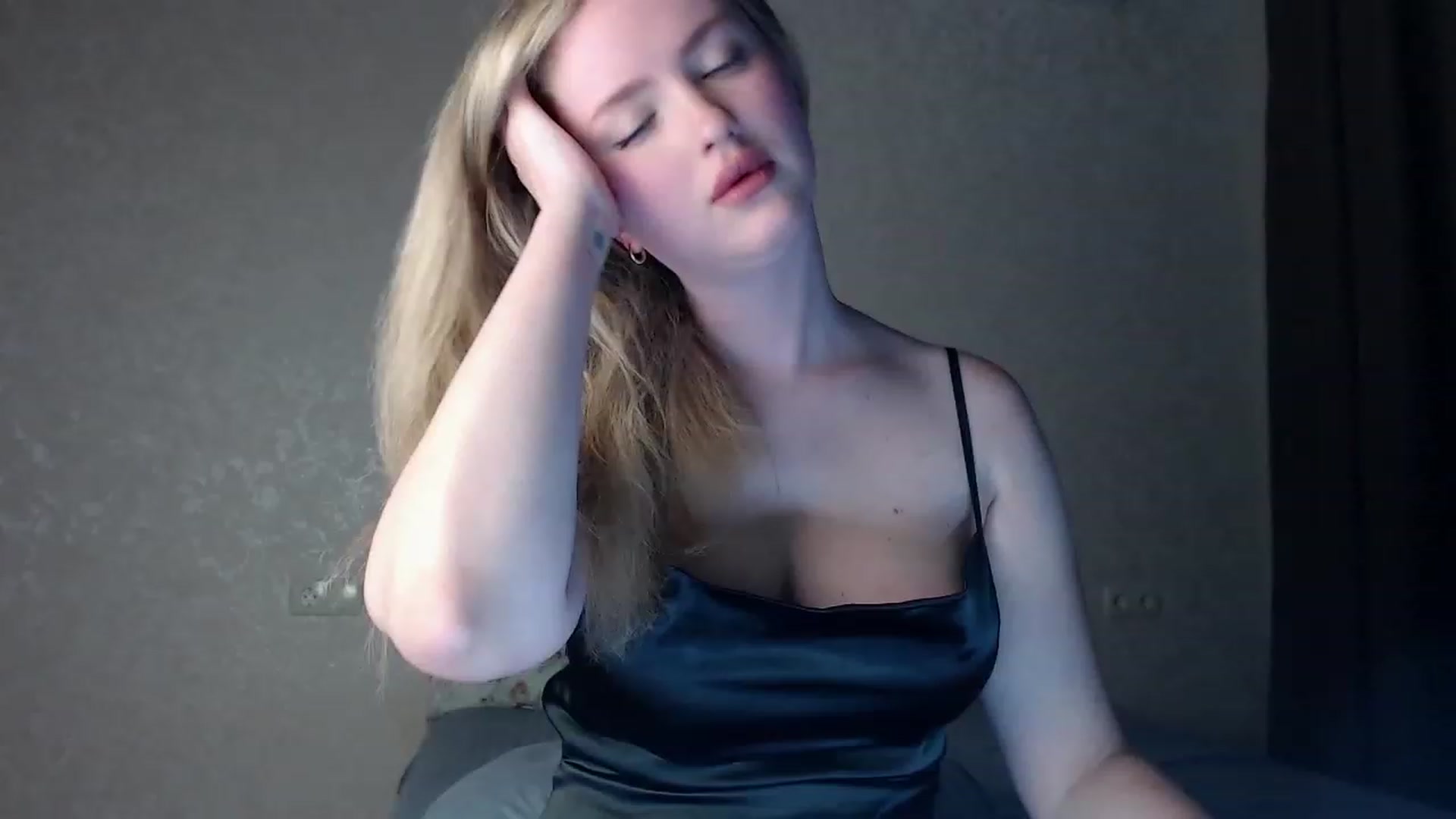 Gallery image thumbnail from Lilcutee's myfreecams stream on, 04/09/2023, 16:59 image 5 of 20