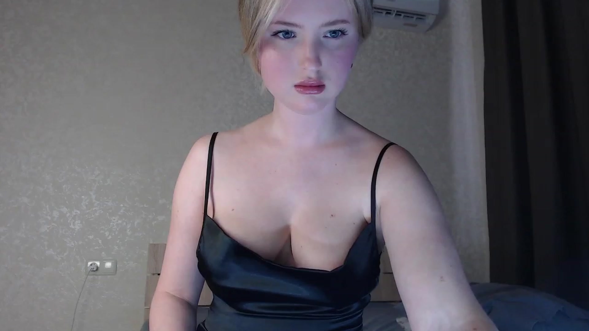 Gallery image thumbnail from Lilcutee's myfreecams stream on, 04/12/2023, 15:13 image 6 of 20