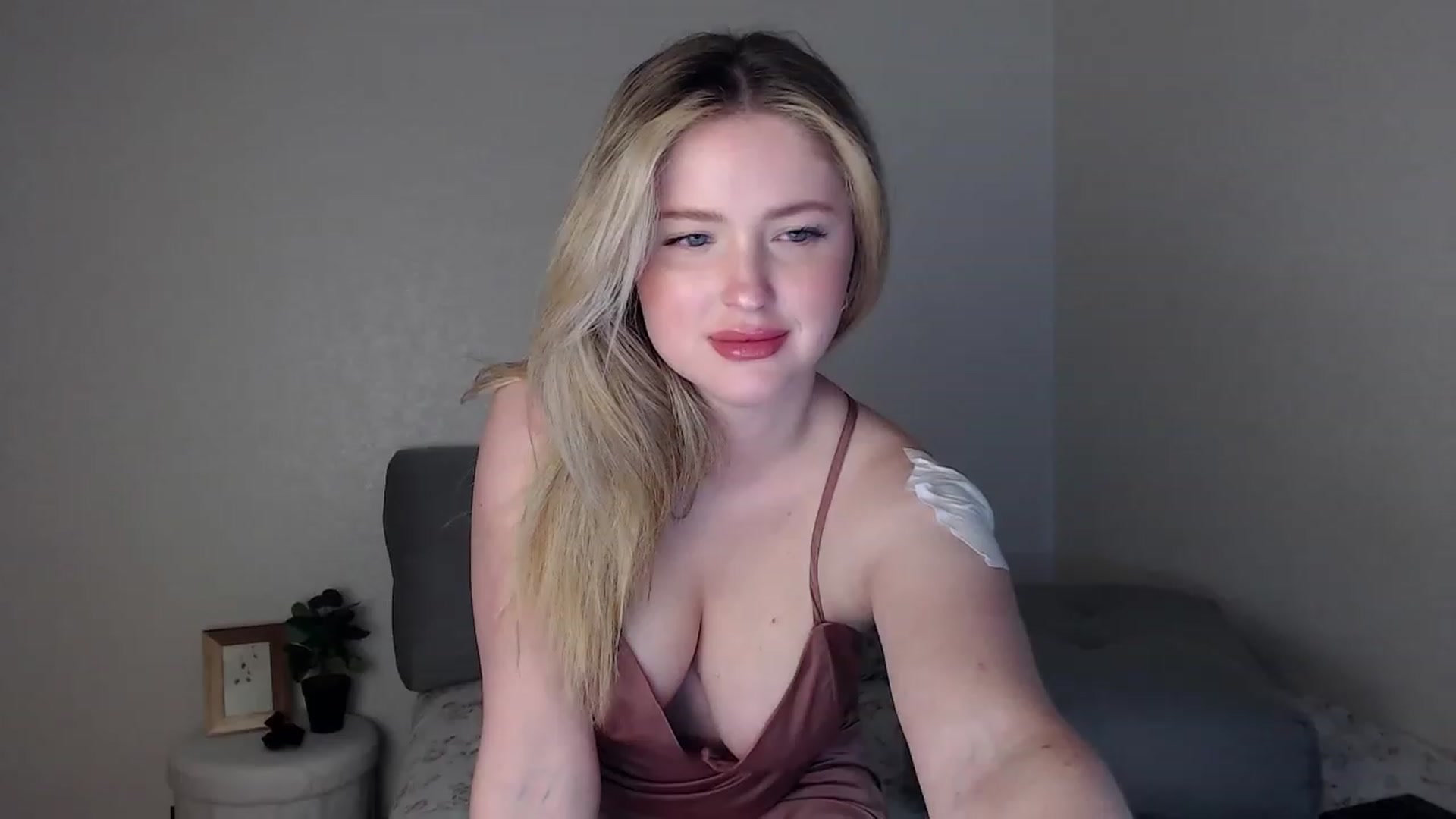 Gallery image thumbnail from Lilcutee's myfreecams stream on, 05/05/2023, 14:38 image 16 of 20
