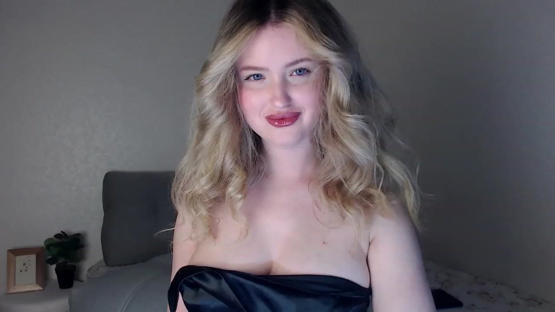Gallery image thumbnail from Lilcutee's myfreecams stream on, 05/12/2023, 19:18 image 9 of 20