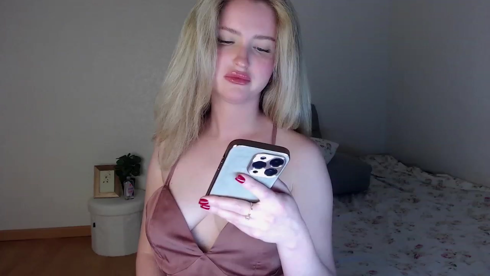 Gallery image thumbnail from Lilcutee's myfreecams stream on, 05/28/2023, 17:20 image 15 of 20