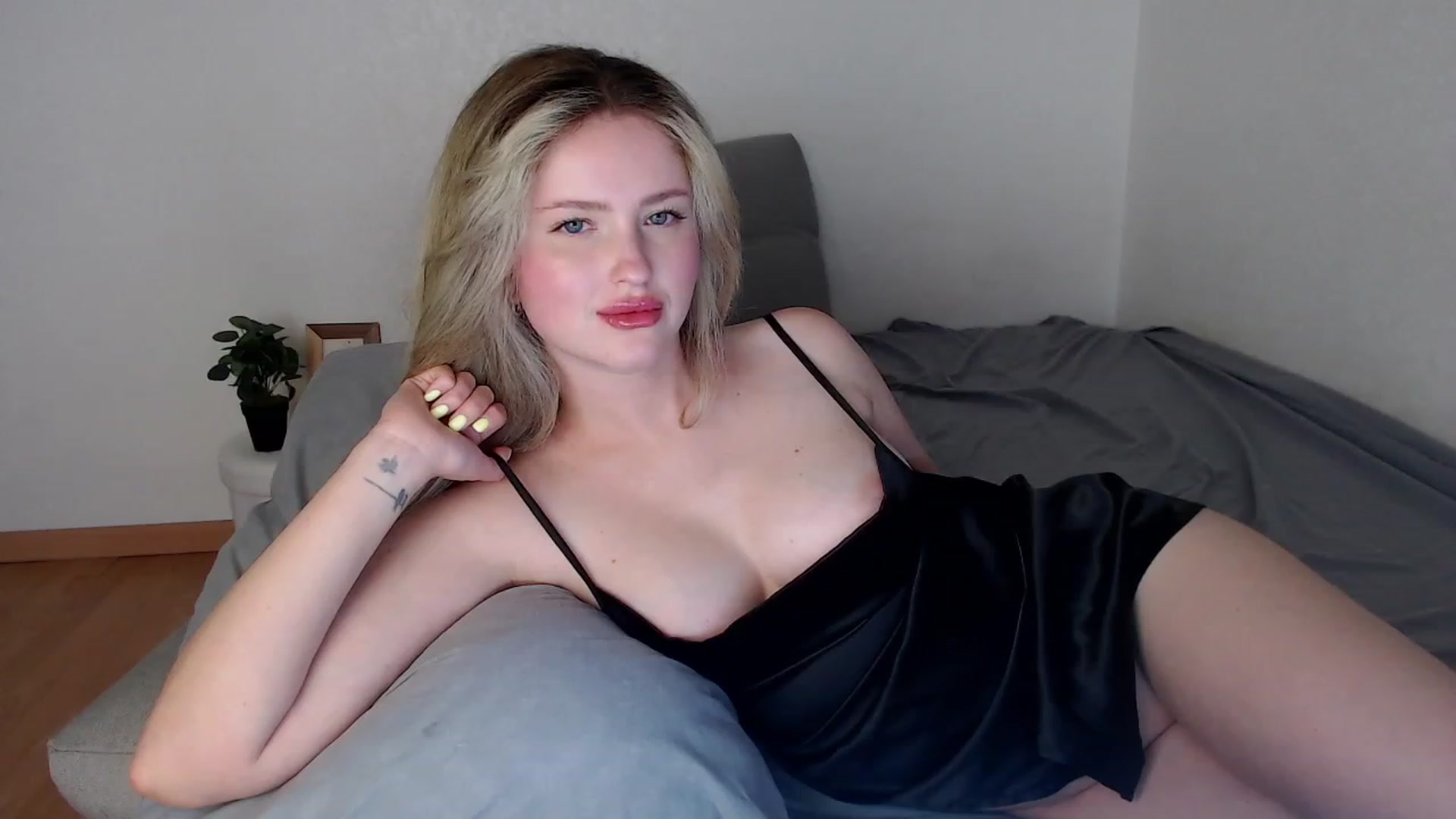 Gallery image thumbnail from Lilcutee's myfreecams stream on, 06/13/2023, 13:29 image 6 of 20
