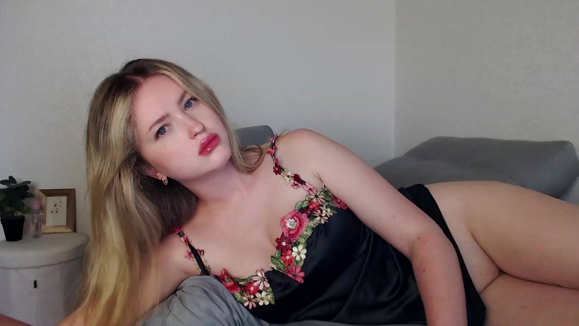 Gallery image thumbnail from Lilcutee's myfreecams stream on, 06/20/2023, 16:24 image 10 of 20