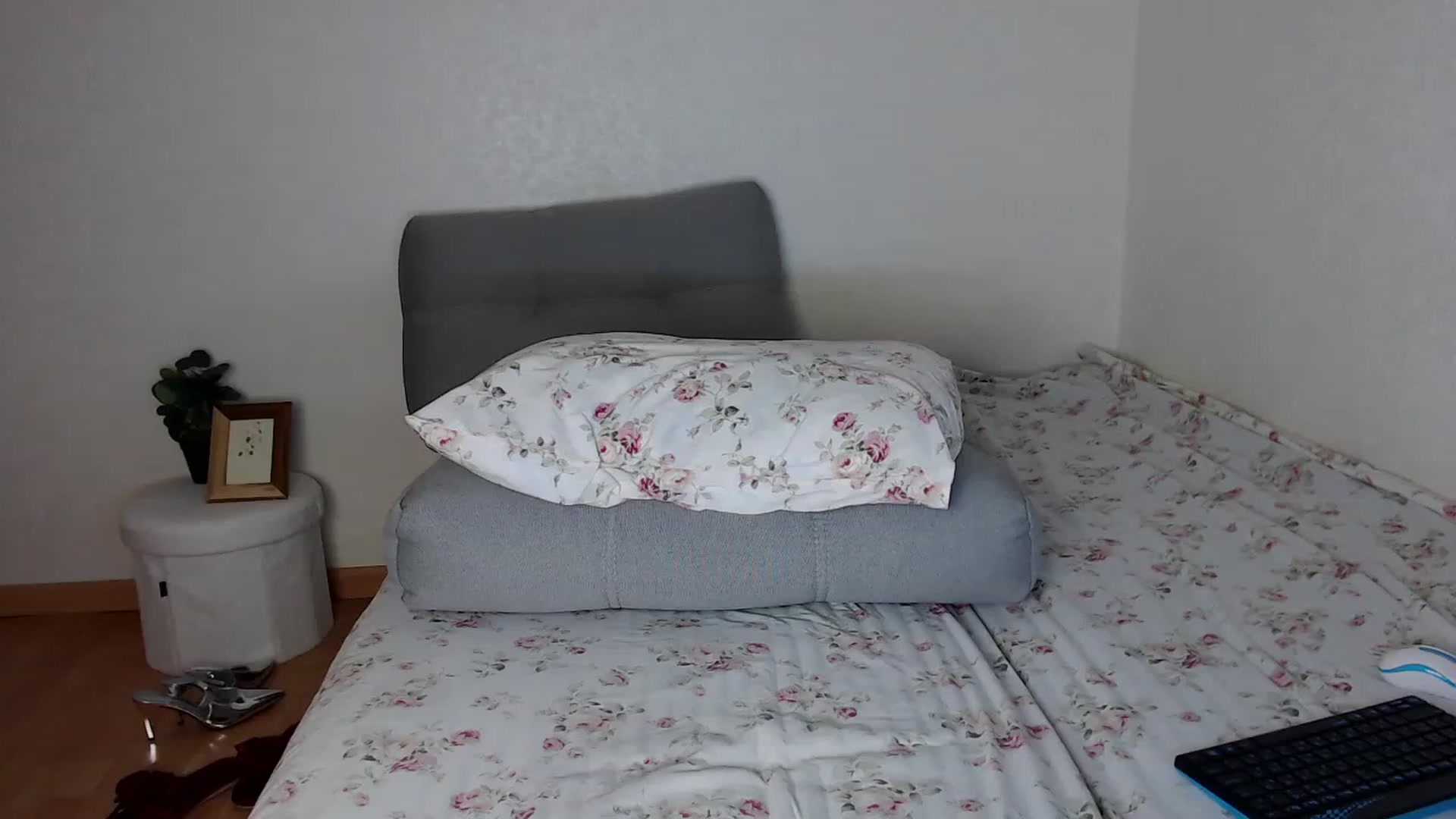Gallery image thumbnail from Lilcutee's myfreecams stream on, 07/22/2023, 18:25 image 15 of 20