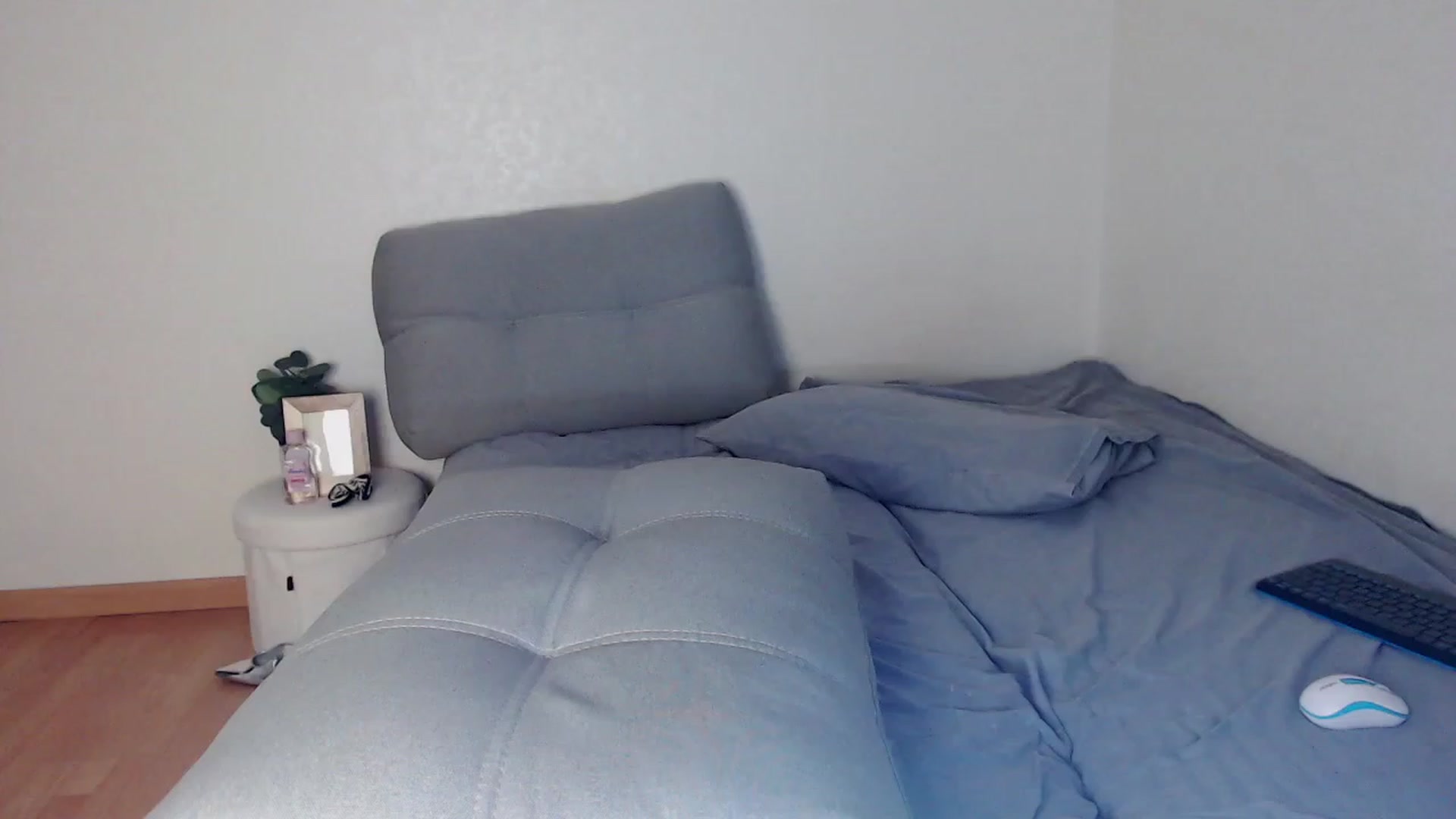 Gallery image thumbnail from Lilcutee's myfreecams stream on, 08/11/2023, 17:10 image 6 of 20