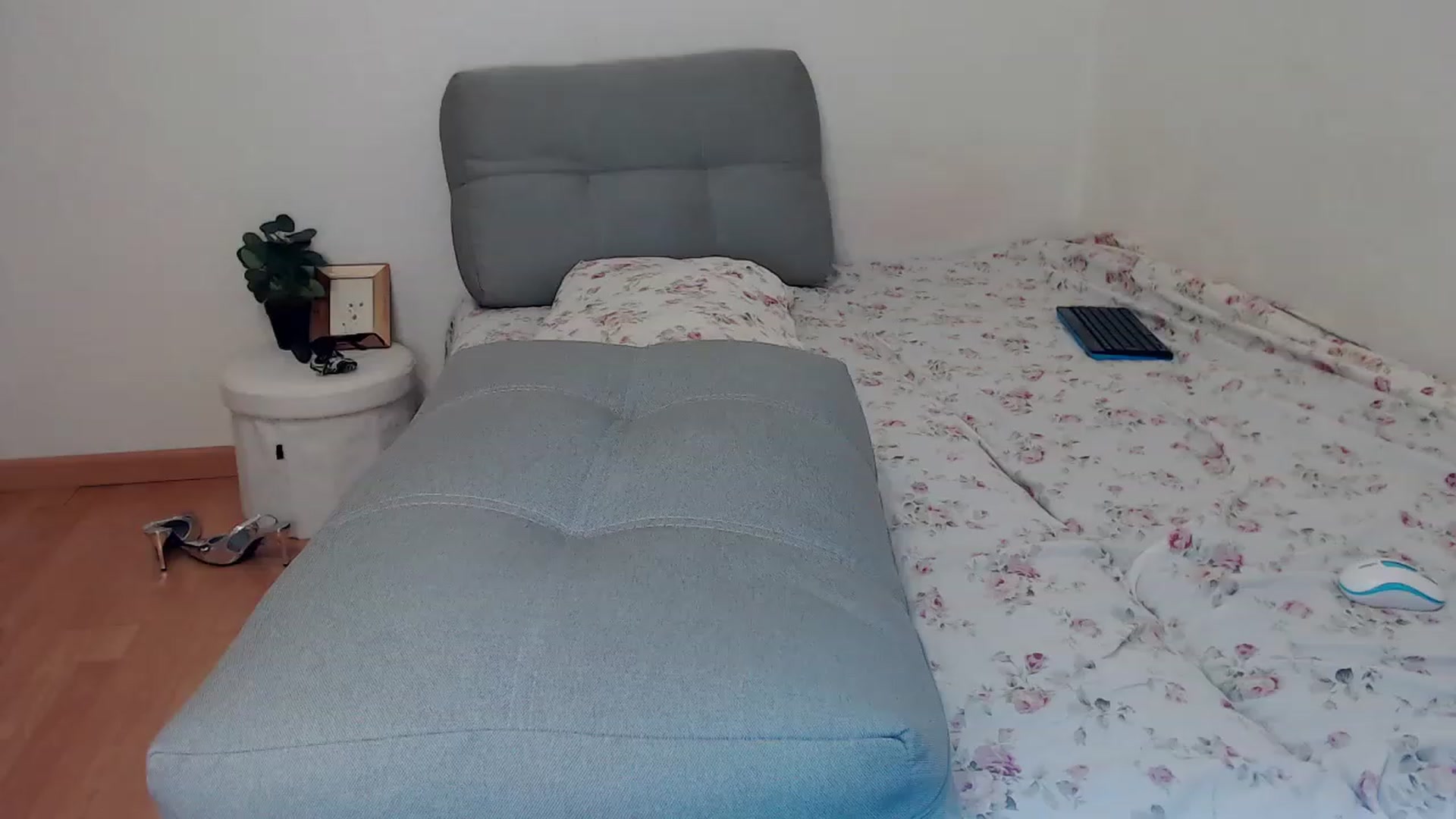 Gallery image thumbnail from Lilcutee's myfreecams stream on, 08/18/2023, 17:22 image 6 of 20