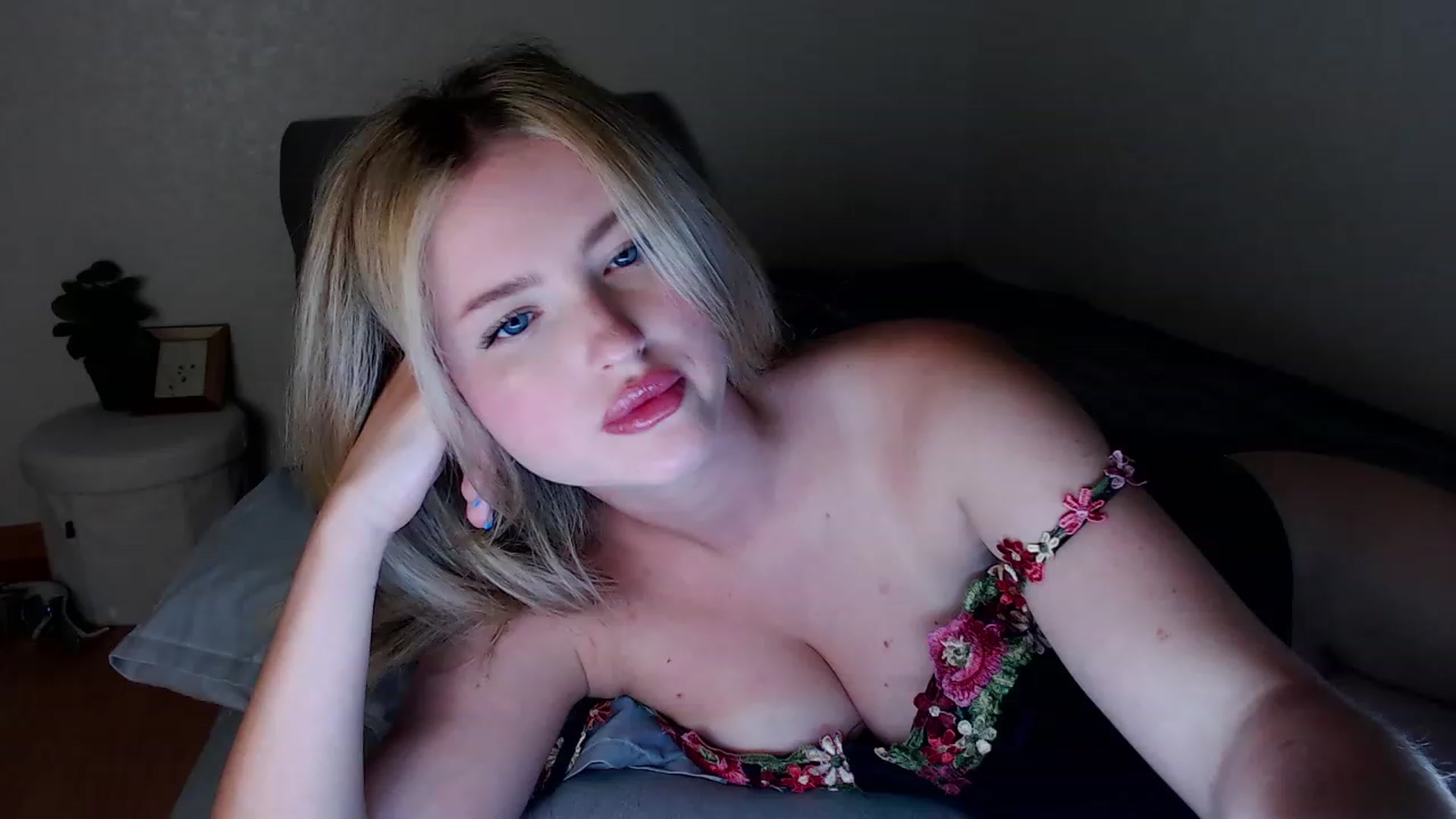 Gallery image thumbnail from Lilcutee's myfreecams stream on, 09/05/2023, 15:48 image 13 of 20