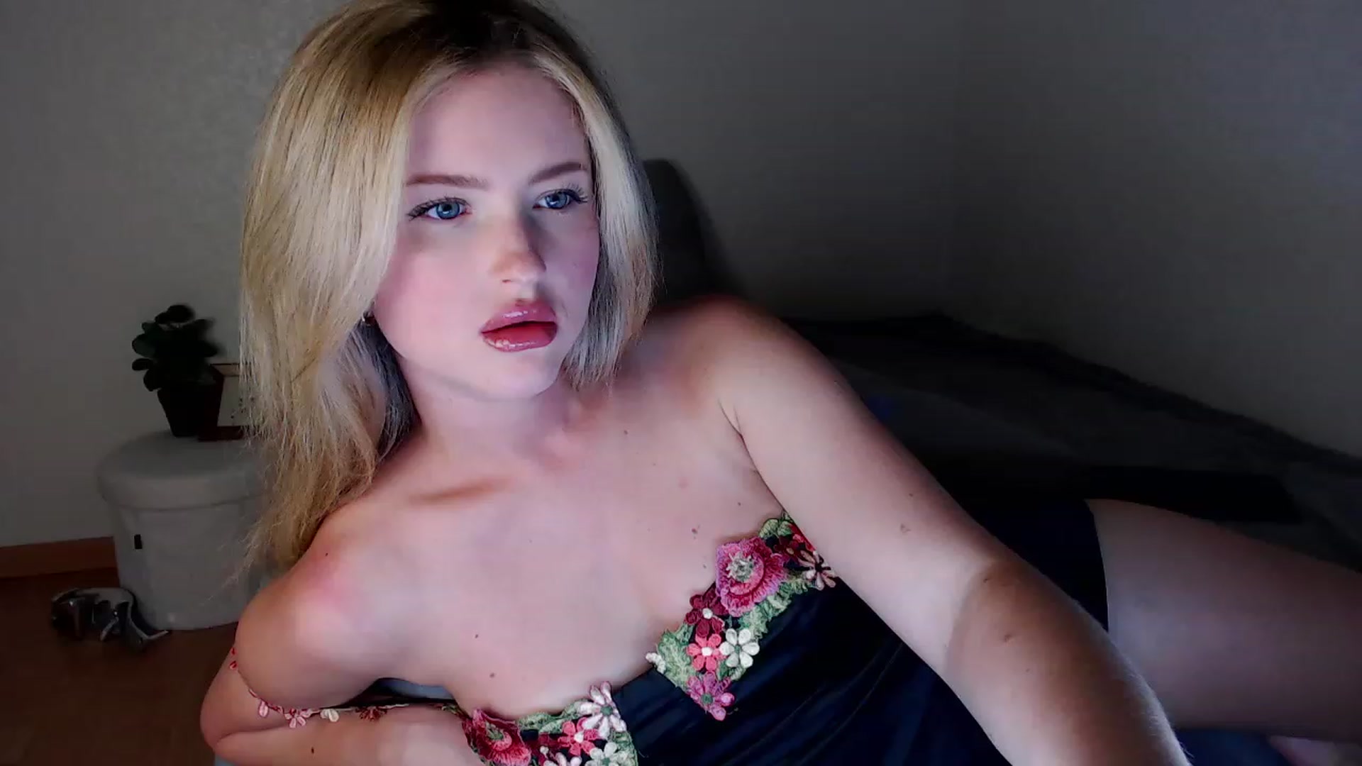 Gallery image thumbnail from Lilcutee's myfreecams stream on, 09/05/2023, 15:48 image 4 of 20