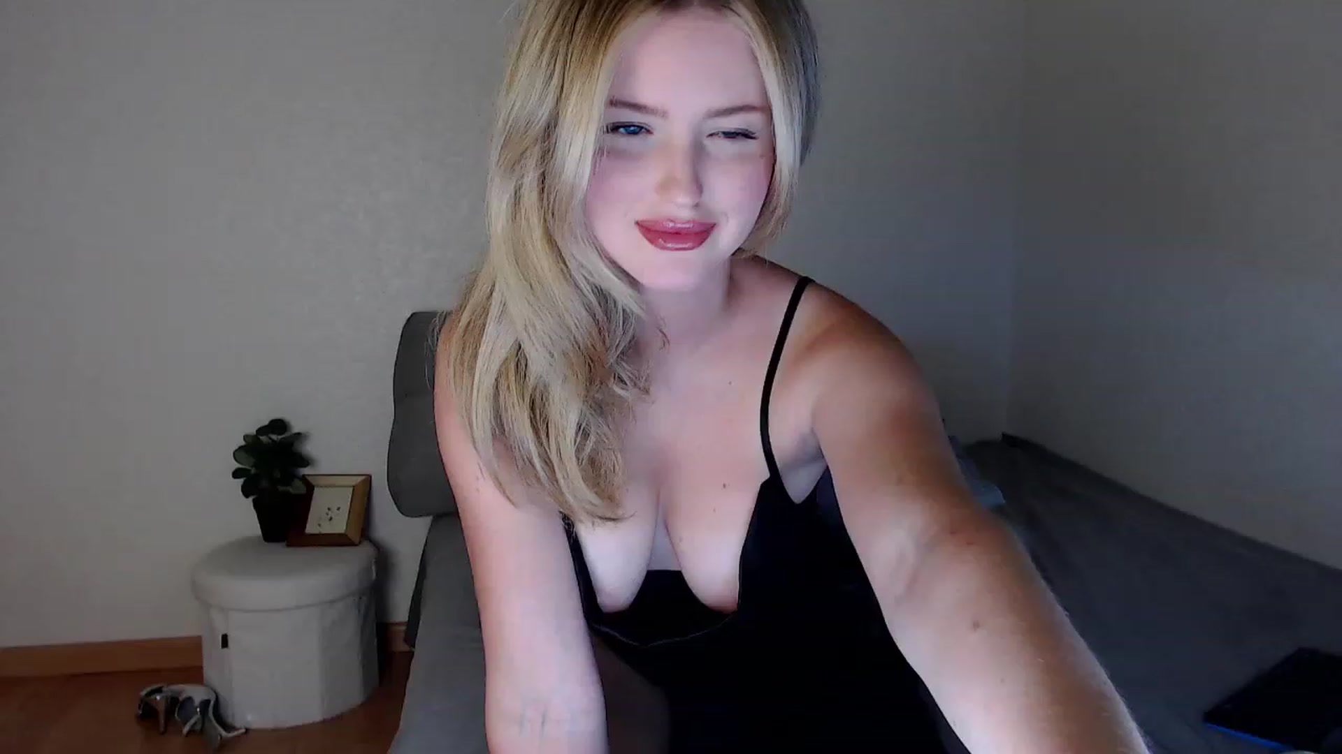 Gallery image thumbnail from Lilcutee's myfreecams stream on, 09/06/2023, 14:14 image 11 of 20