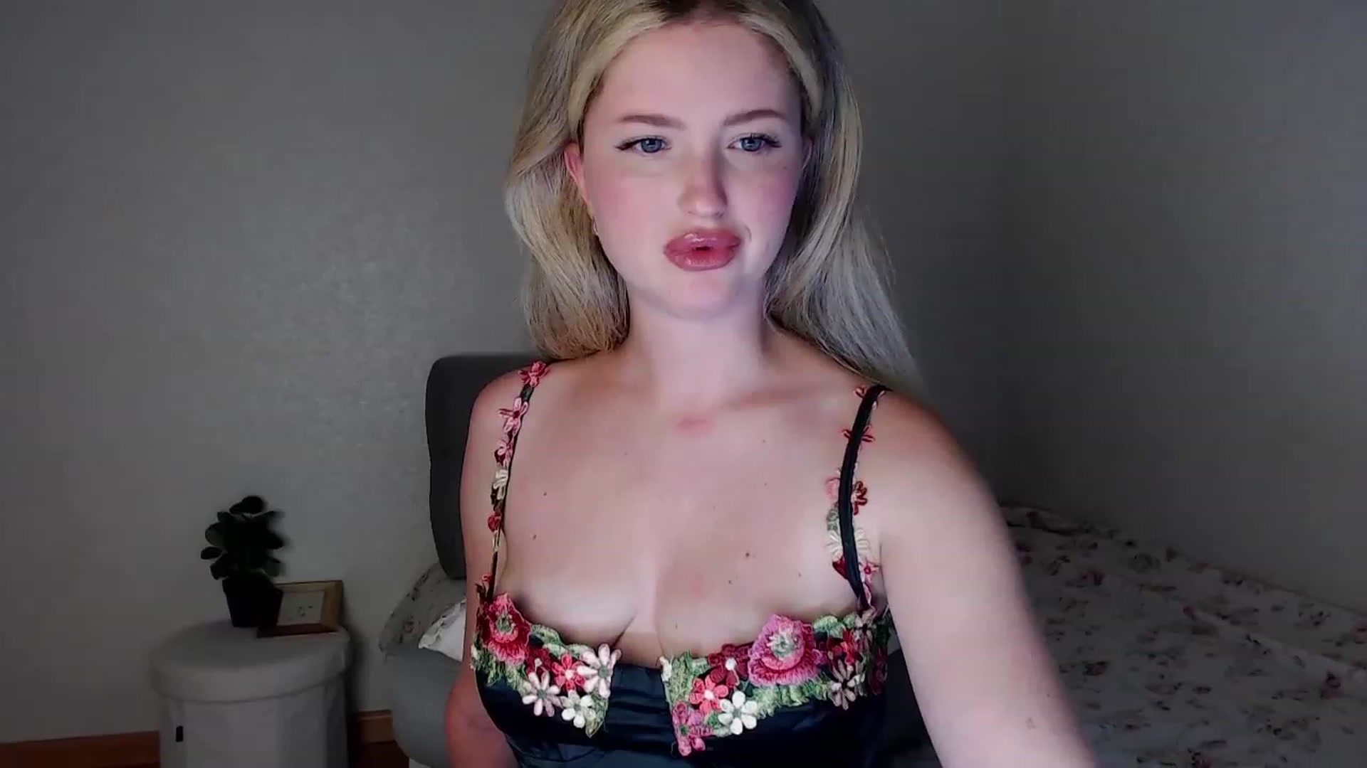 Gallery image thumbnail from Lilcutee's myfreecams stream on, 09/14/2023, 16:19 image 16 of 20