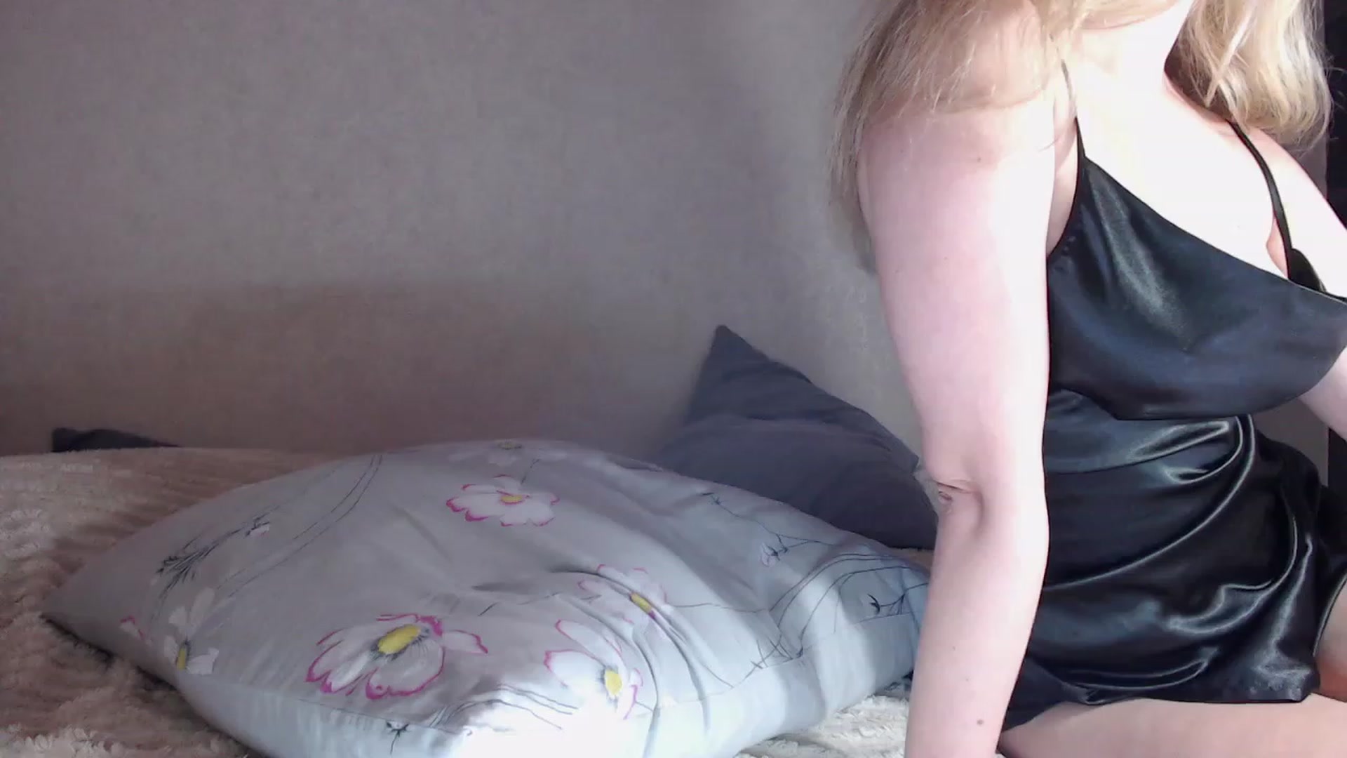 Gallery image thumbnail from Lilcutee's myfreecams stream on, 10/18/2023, 17:02 image 11 of 20