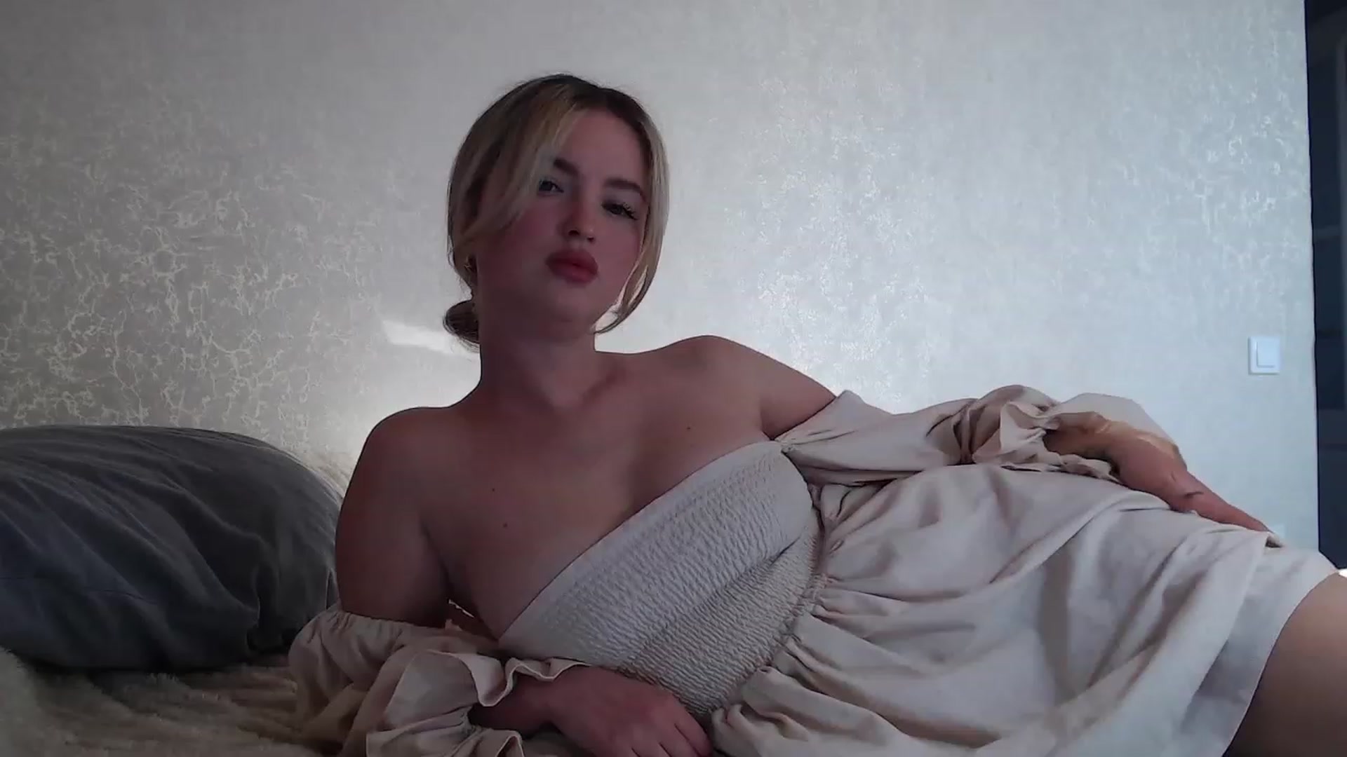 Gallery image thumbnail from Lilcutee's myfreecams stream on, 10/19/2023, 13:03 image 11 of 20