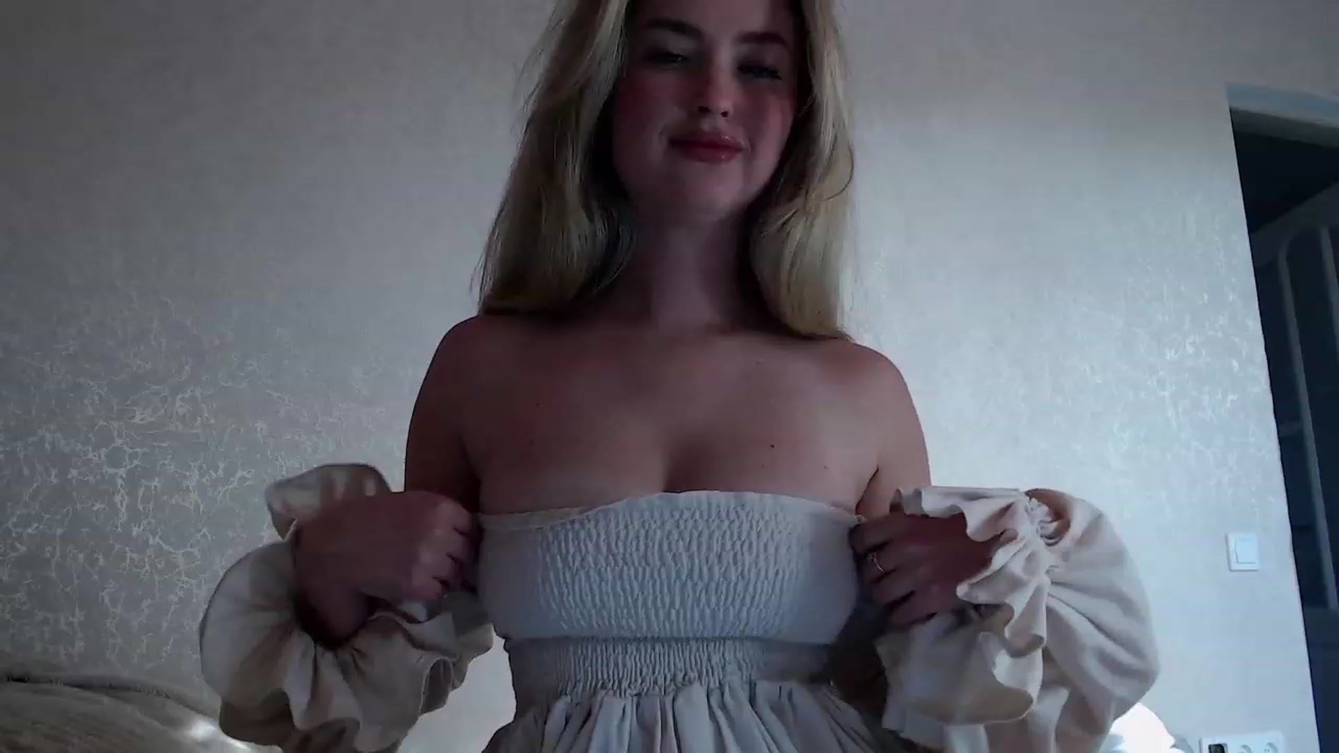 Gallery image thumbnail from Lilcutee's myfreecams stream on, 10/19/2023, 13:03 image 1 of 20