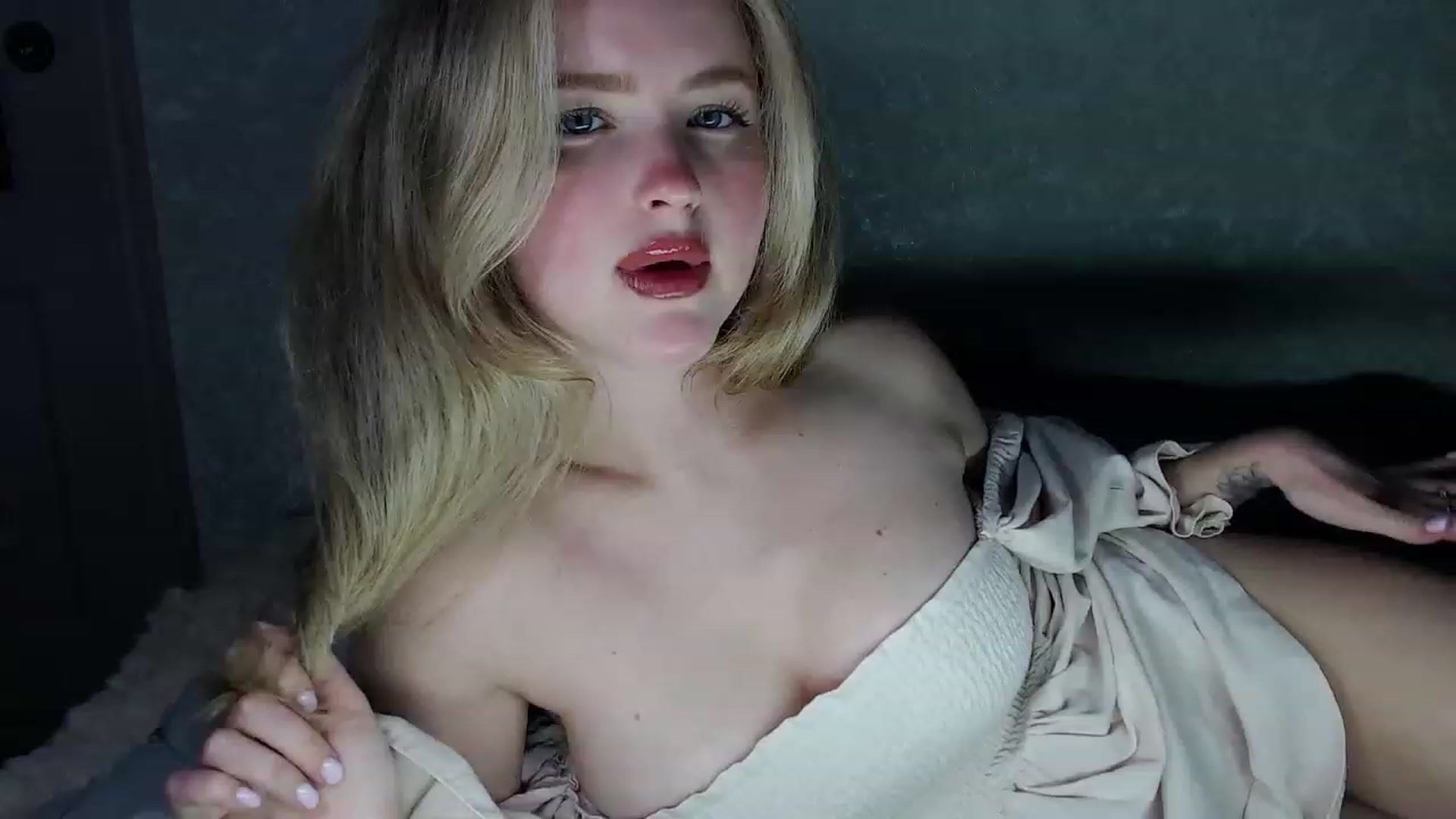 Gallery image thumbnail from Lilcutee's myfreecams stream on, 01/19/2024, 18:16 image 9 of 20